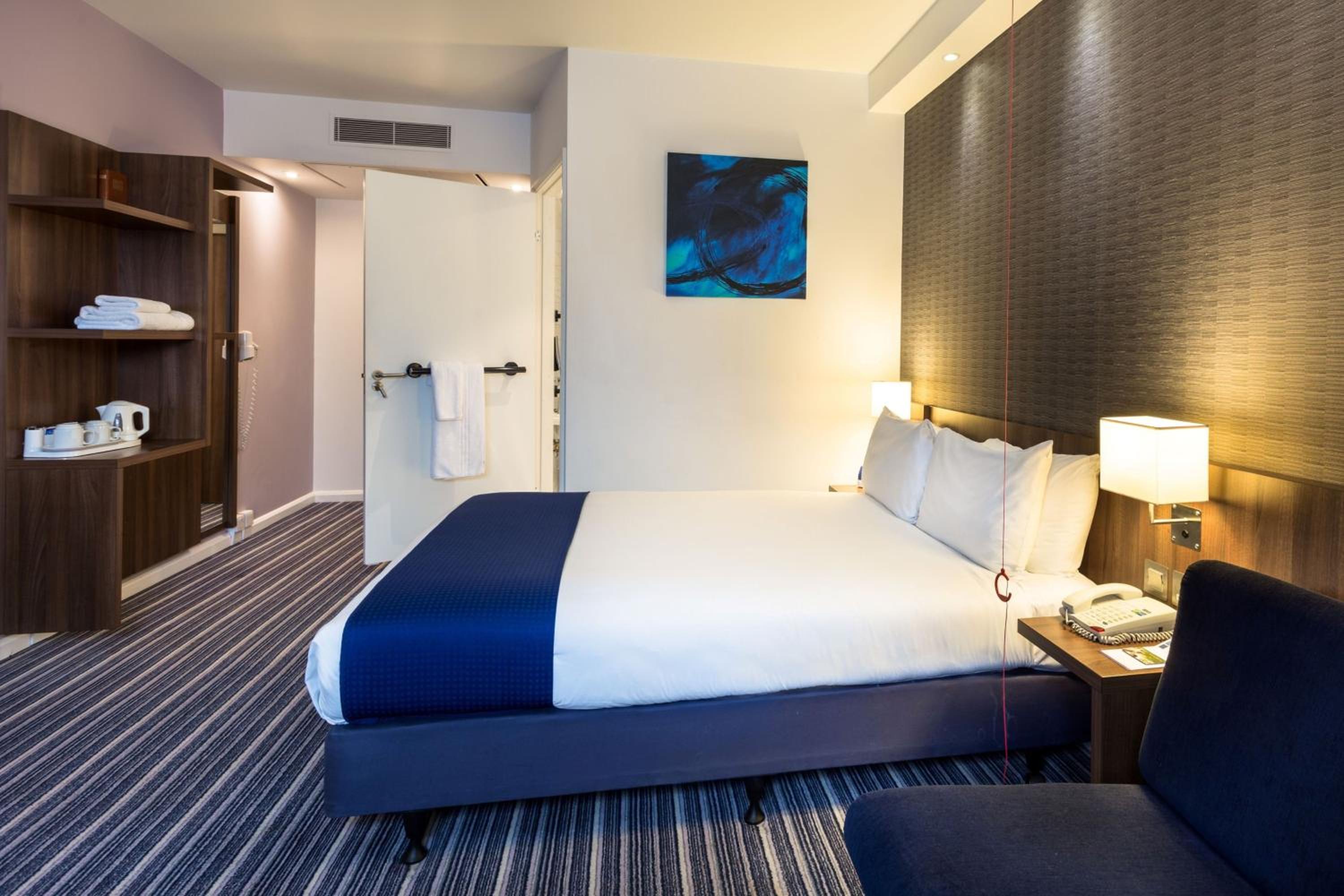 Double Room with Free Hot Breakfast - Accessible - Photo 3