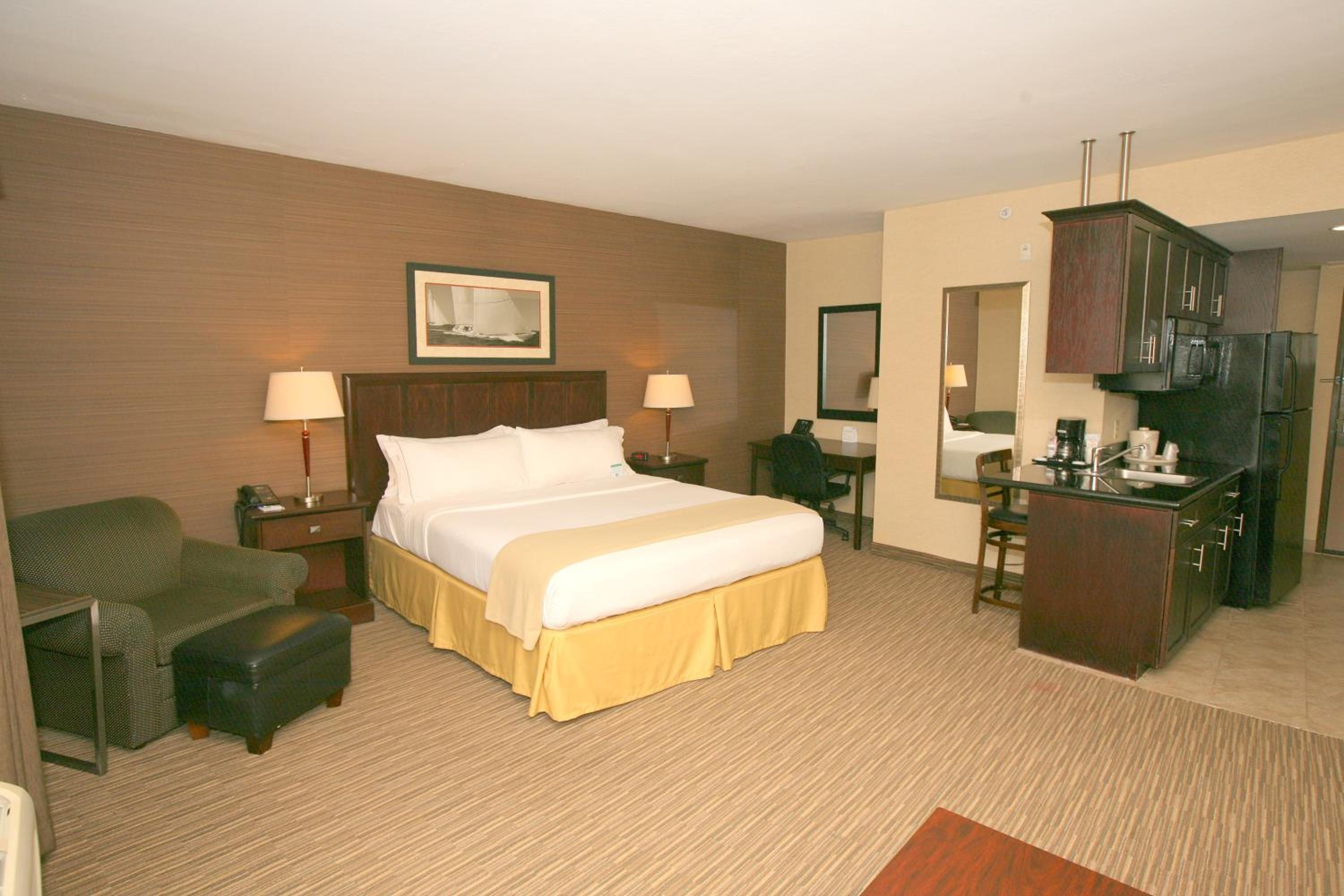 One-Bedroom King Suite with Sofa Bed - Photo 4