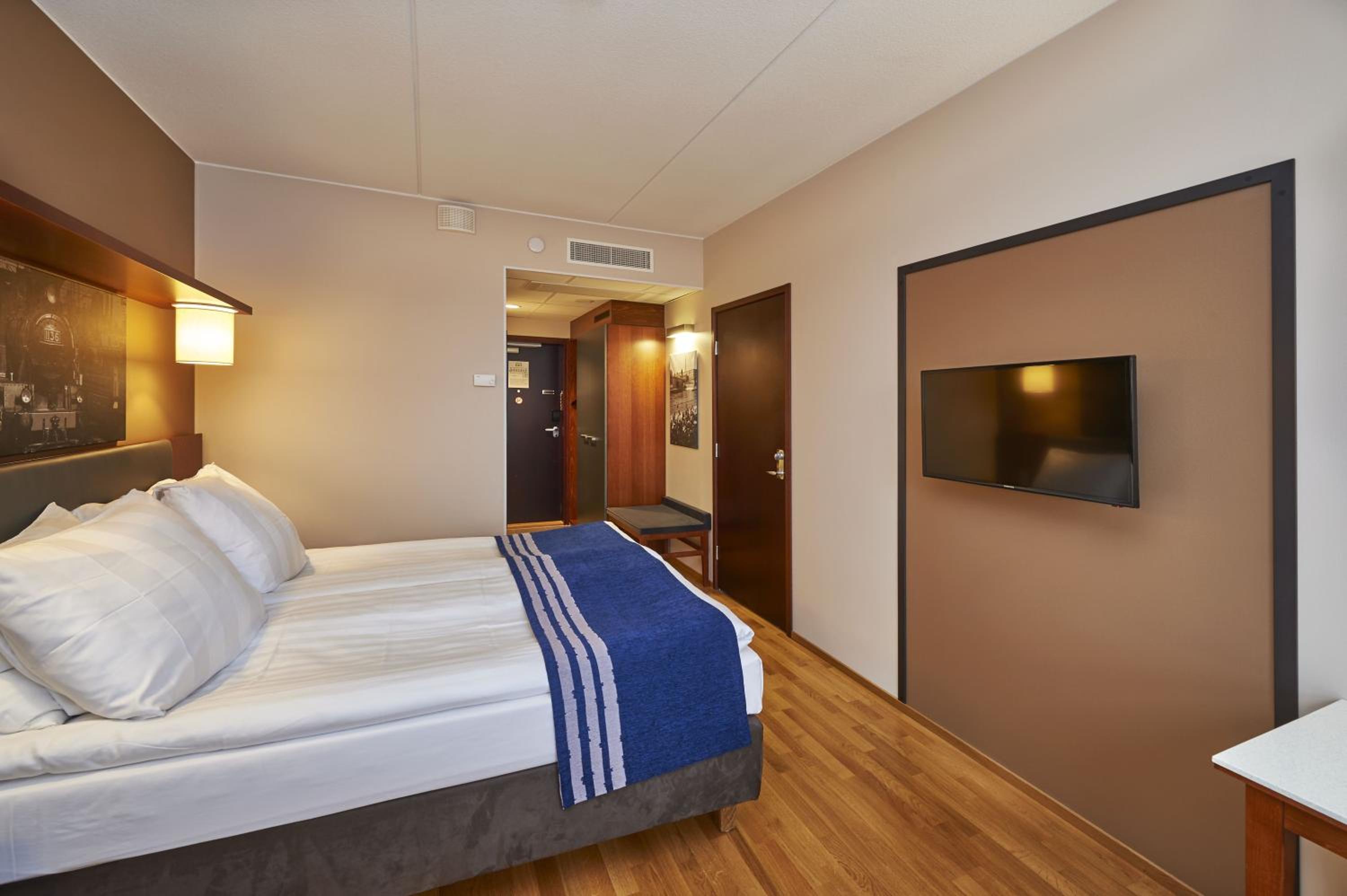 Standard Queen Room with Sofa Bed - Non-Smoking photo 3