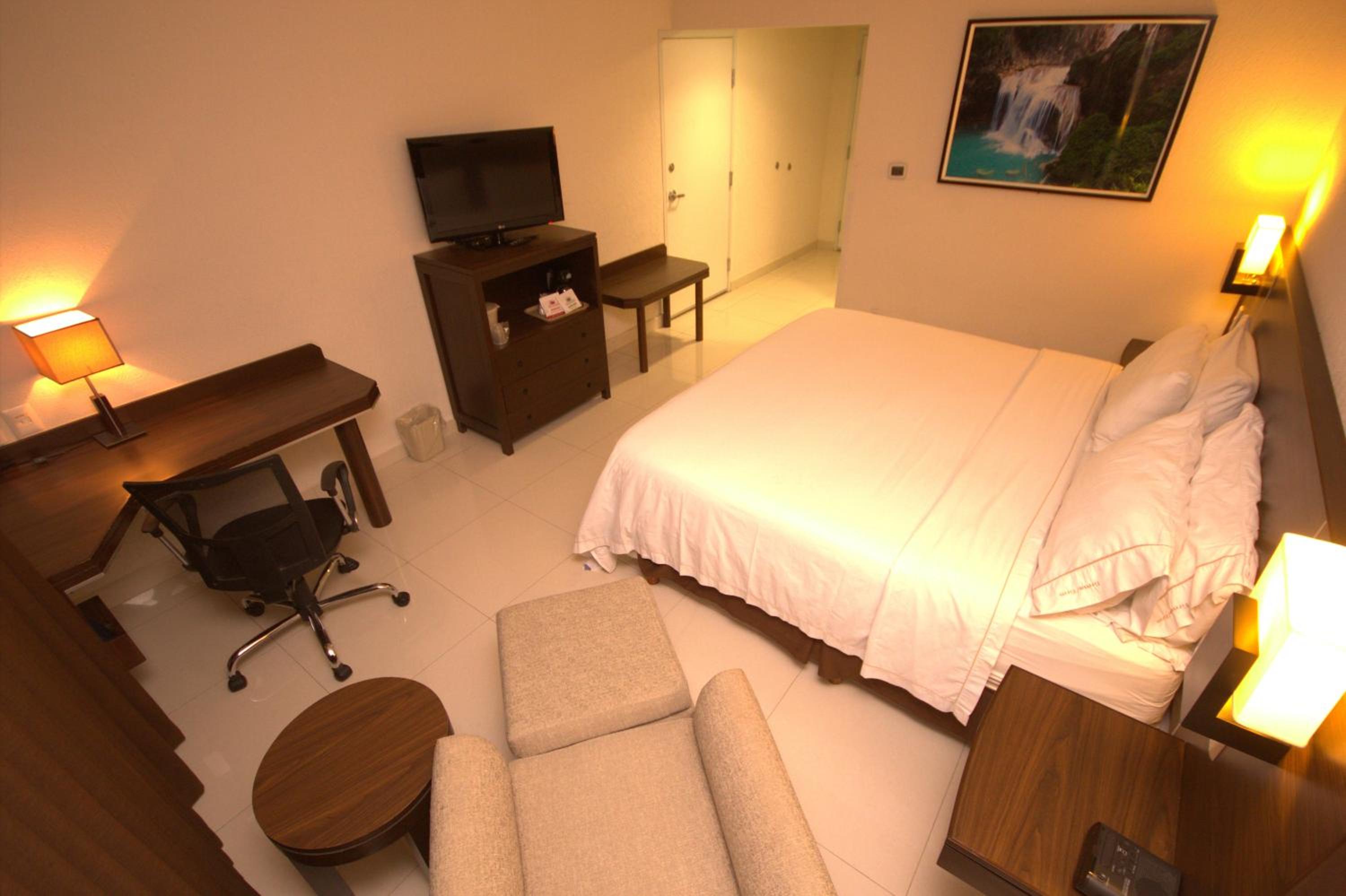 Standard King Room - Photo 7