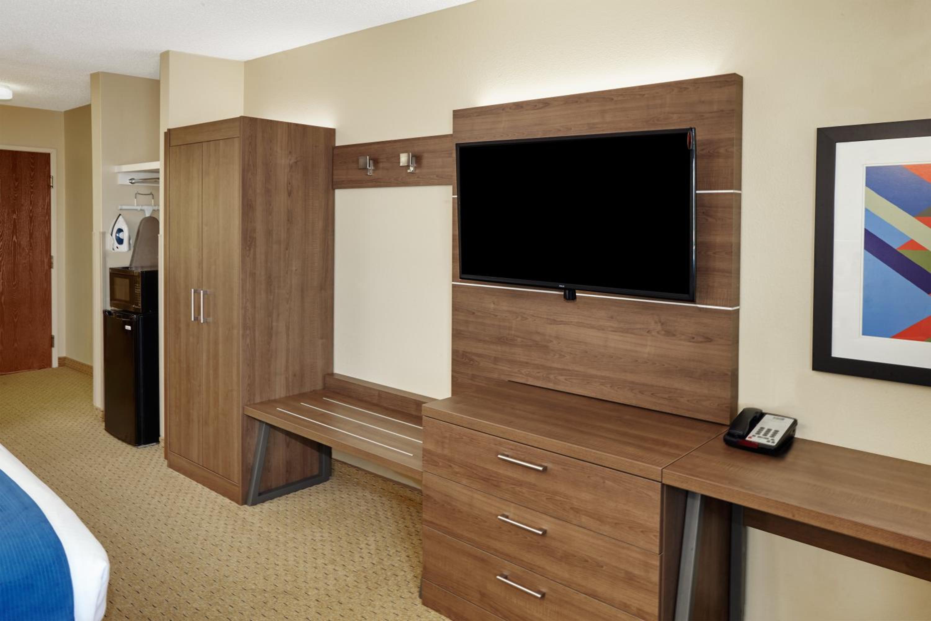Queen Room - Communications Access - Photo 1