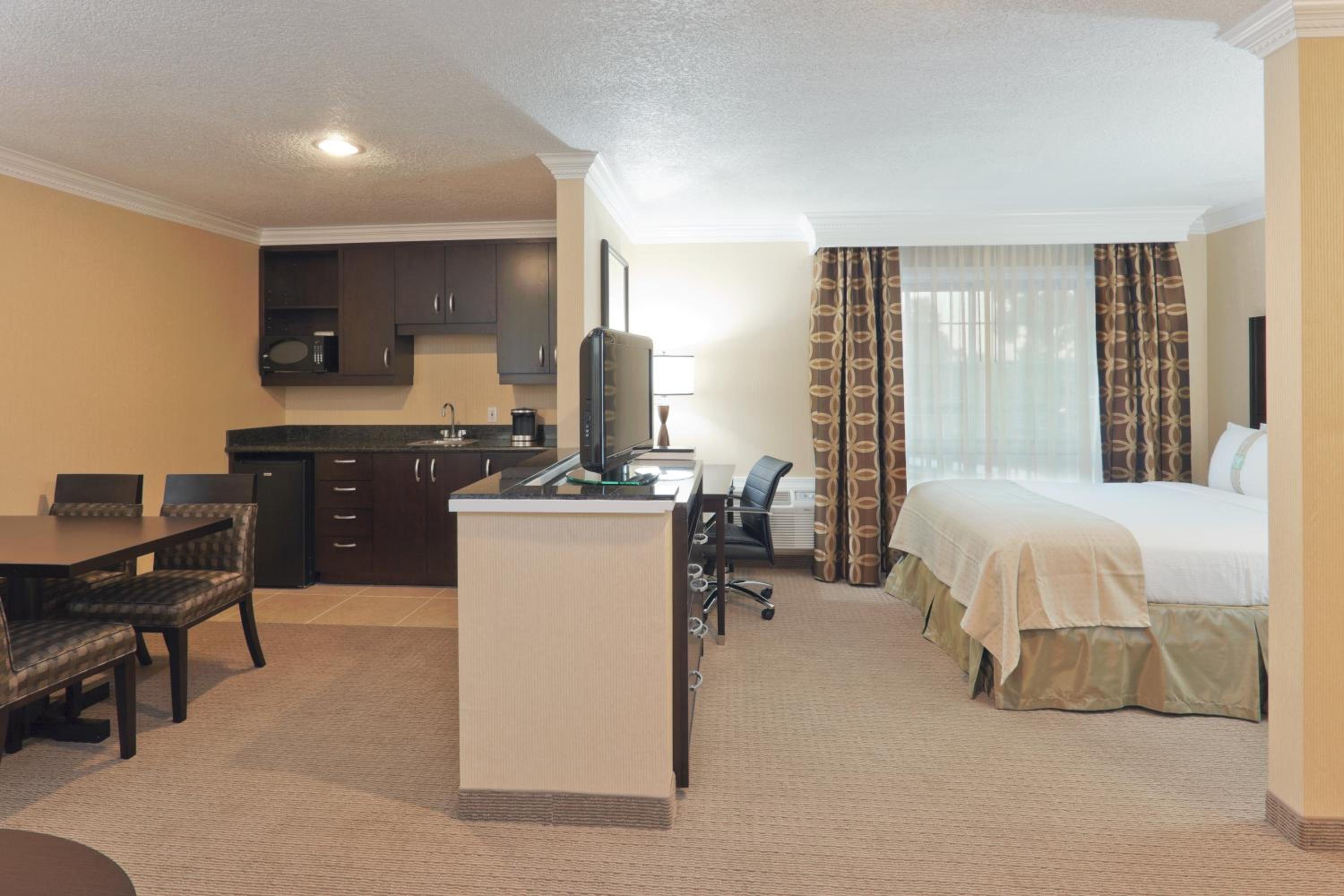 Queen Suite - Photo 1