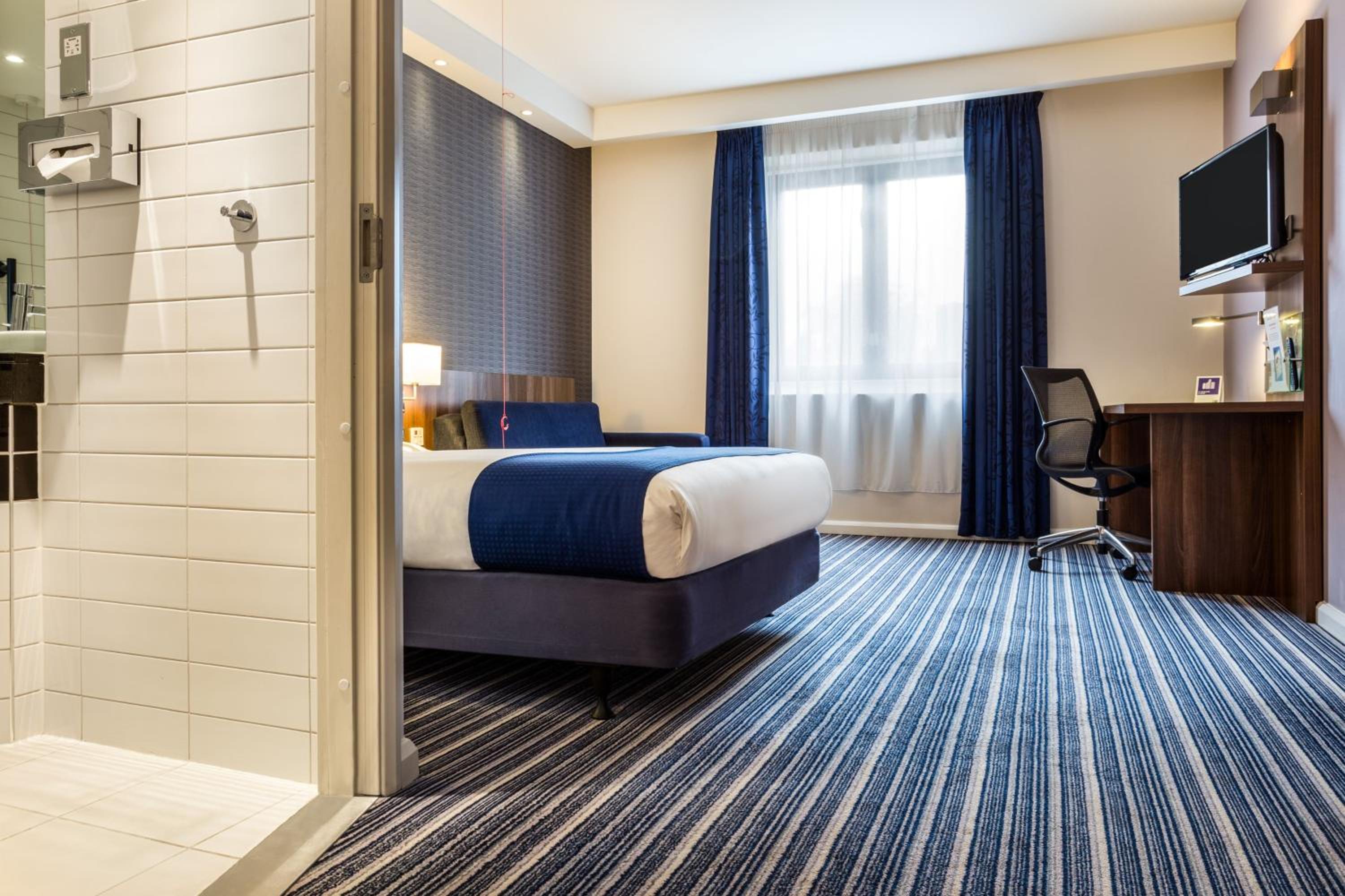 Double Room with Free Hot Breakfast - Accessible - Photo 9