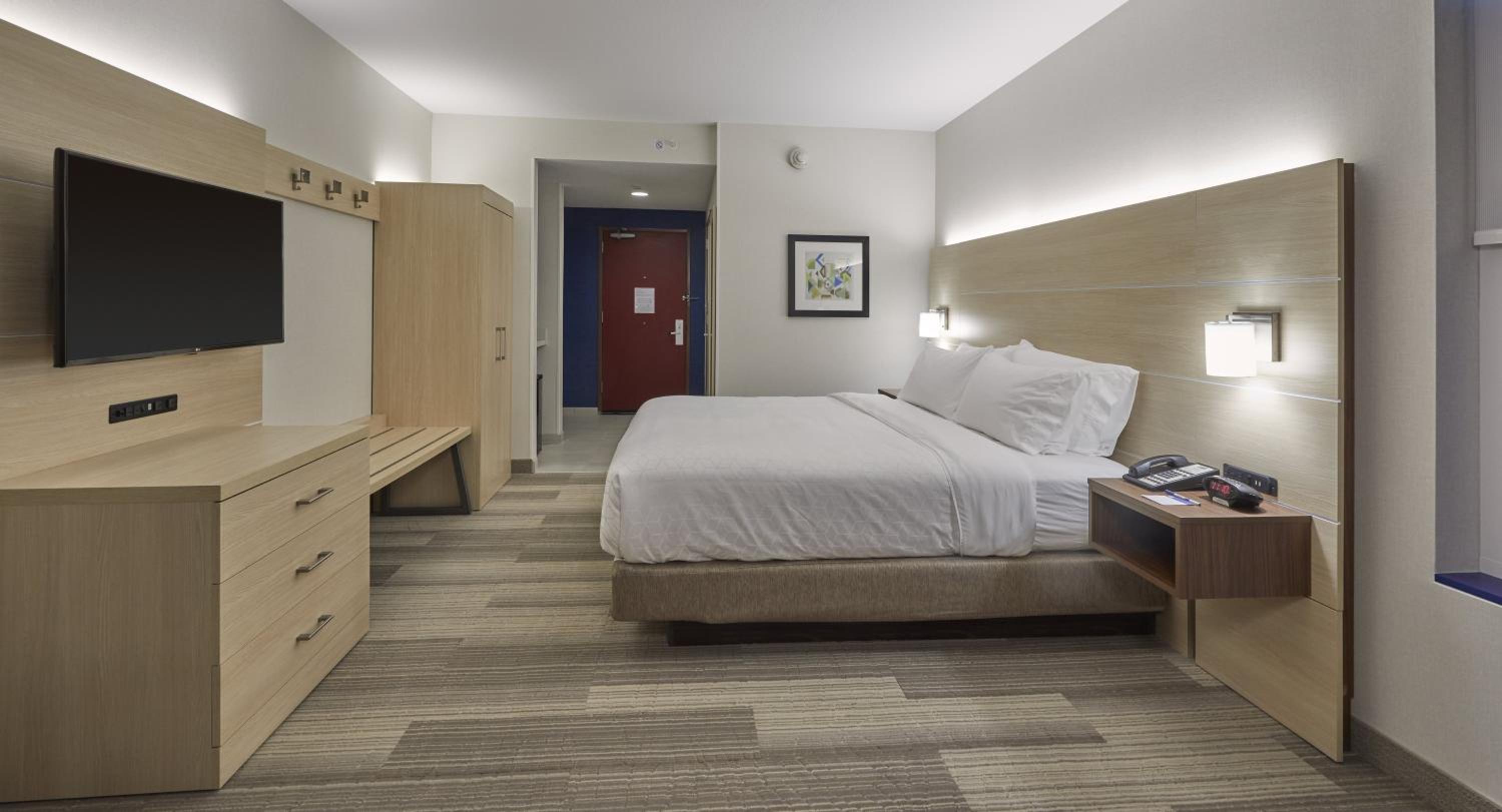 Standard King Room - Photo 8