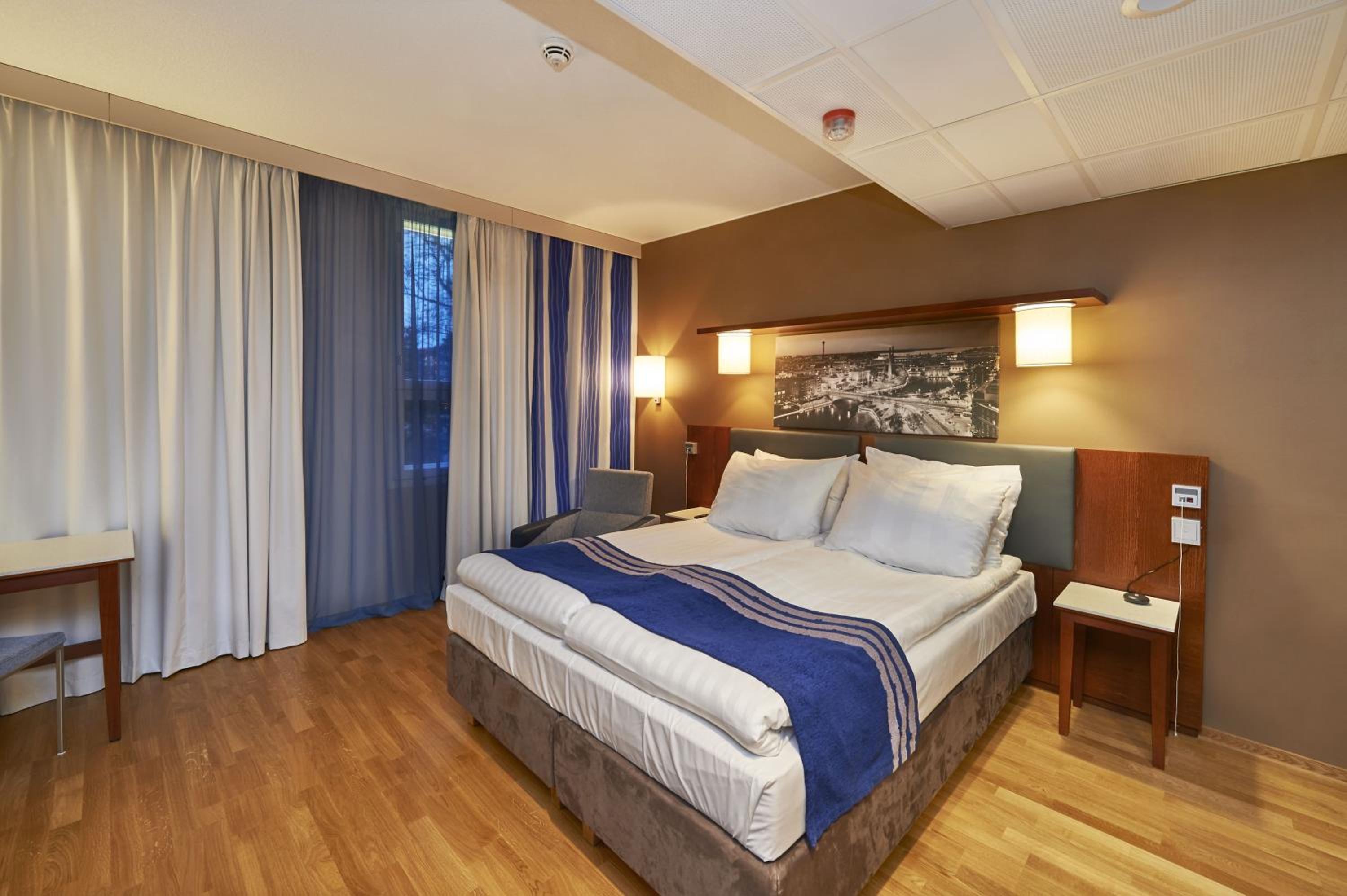 Standard Queen Room - Accessible photo 3
