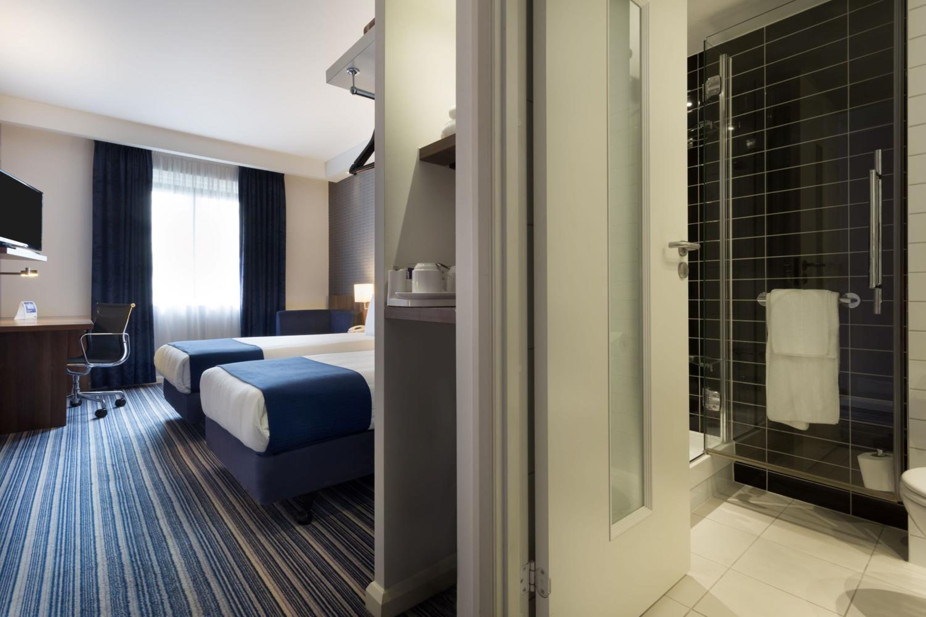 Standard Twin Room with Free Hot Breakfast - Photo 4
