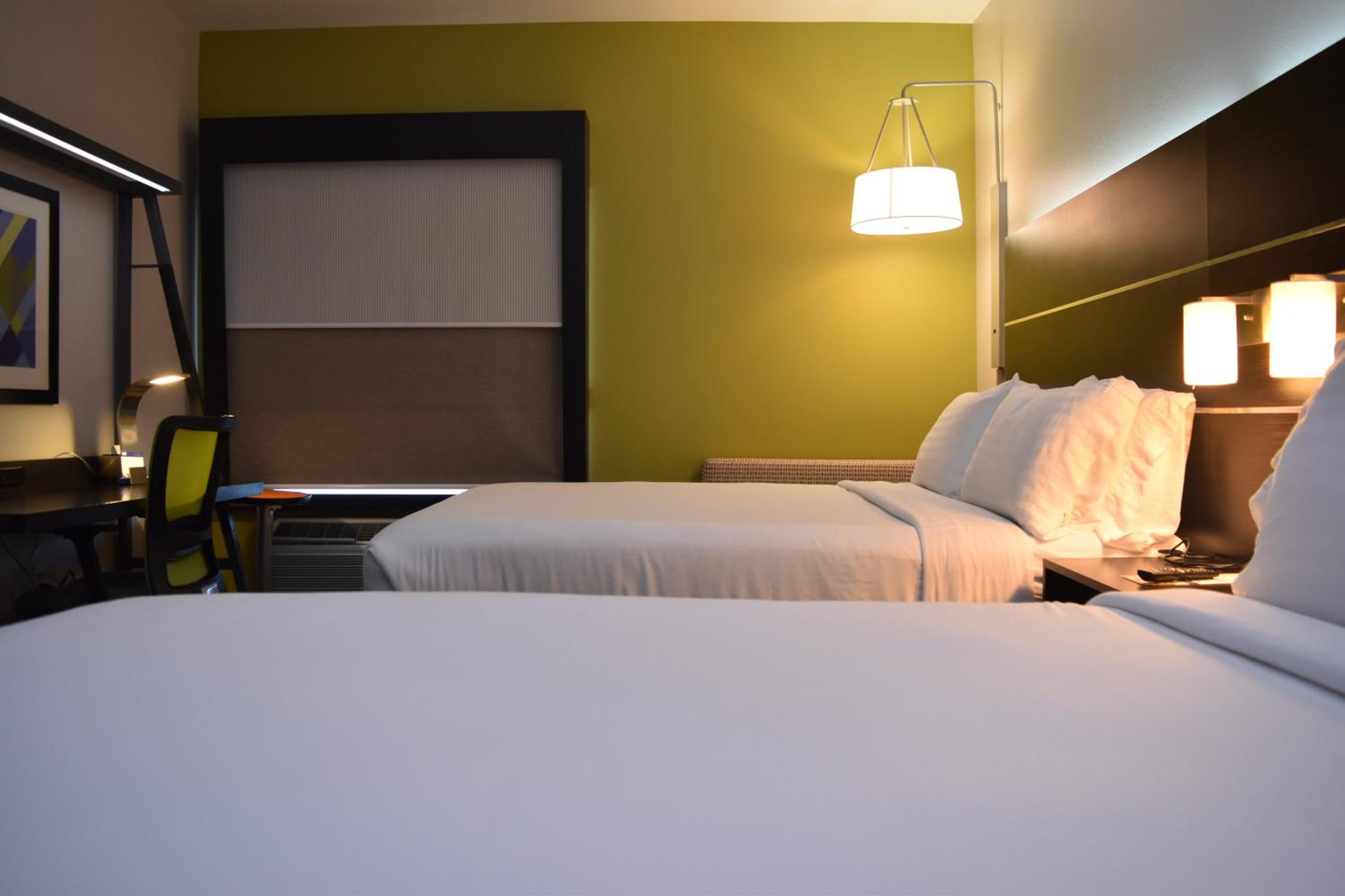 Standard Queen Room with Two Queen Beds - Photo 2