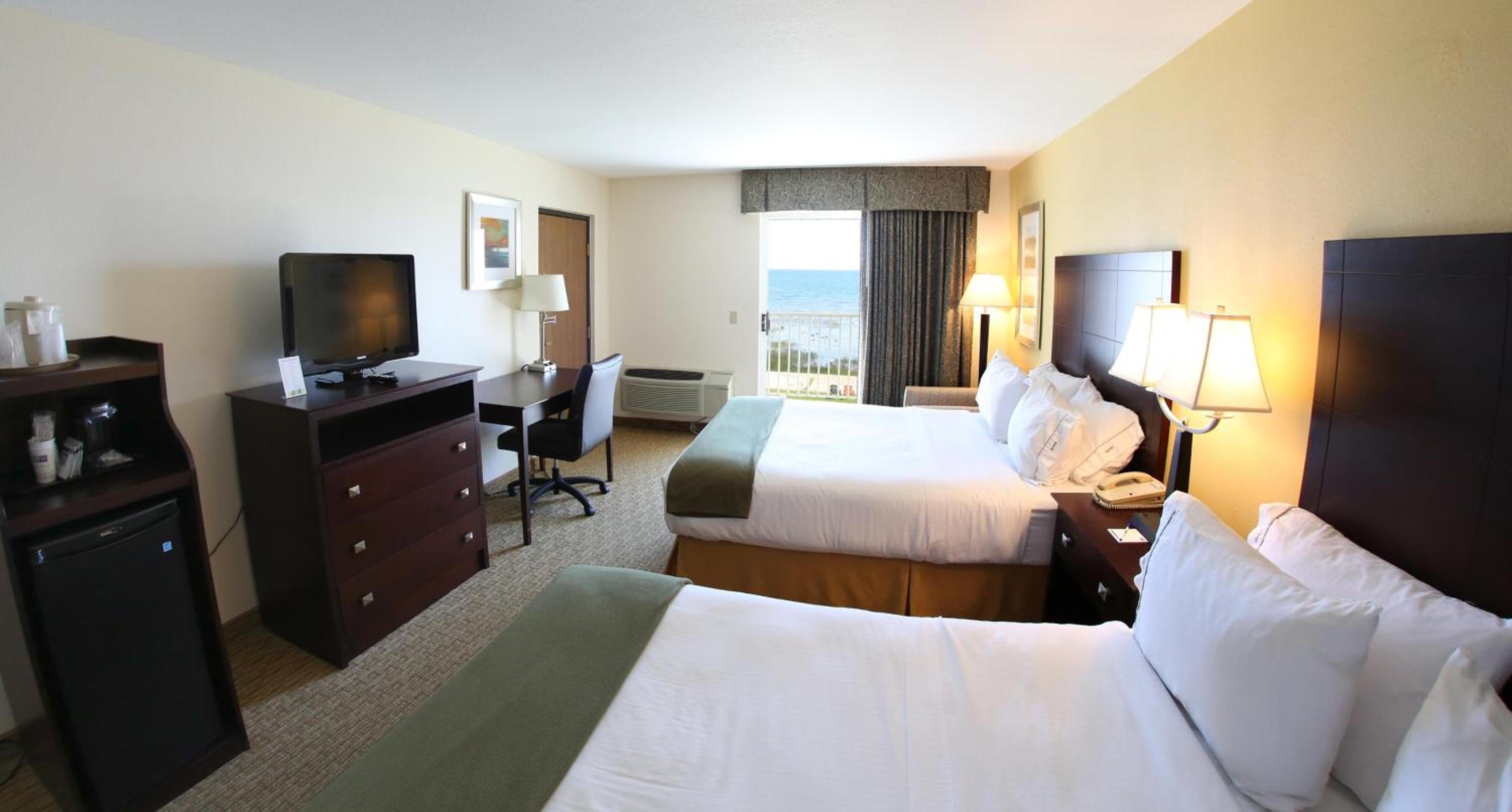 Queen Room with Two Queen Beds with Spa Bath -Beach View photo 2