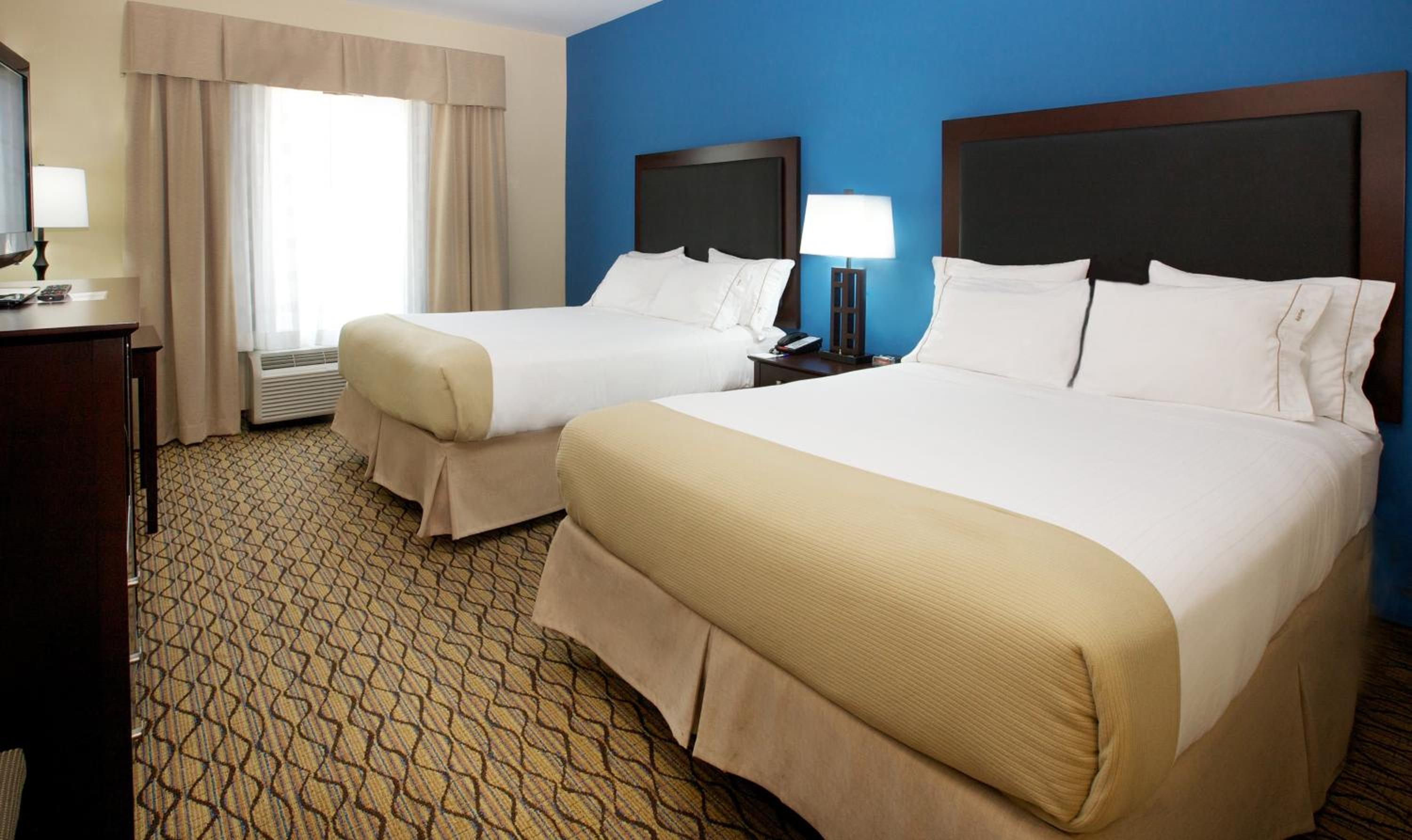 Suite with Two Queen Beds - Photo 2