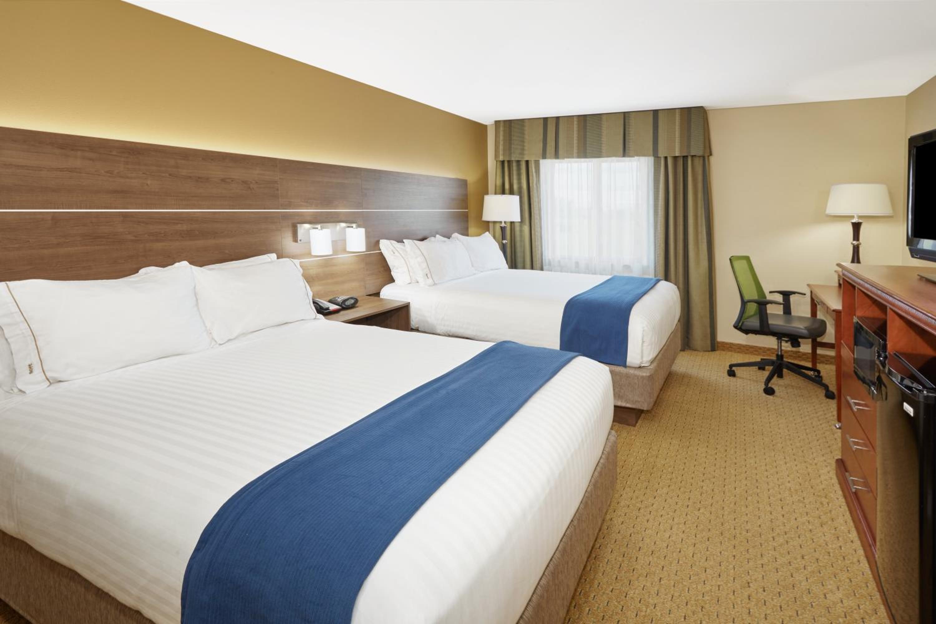 Standard Room with Two Queen Beds - Photo 2