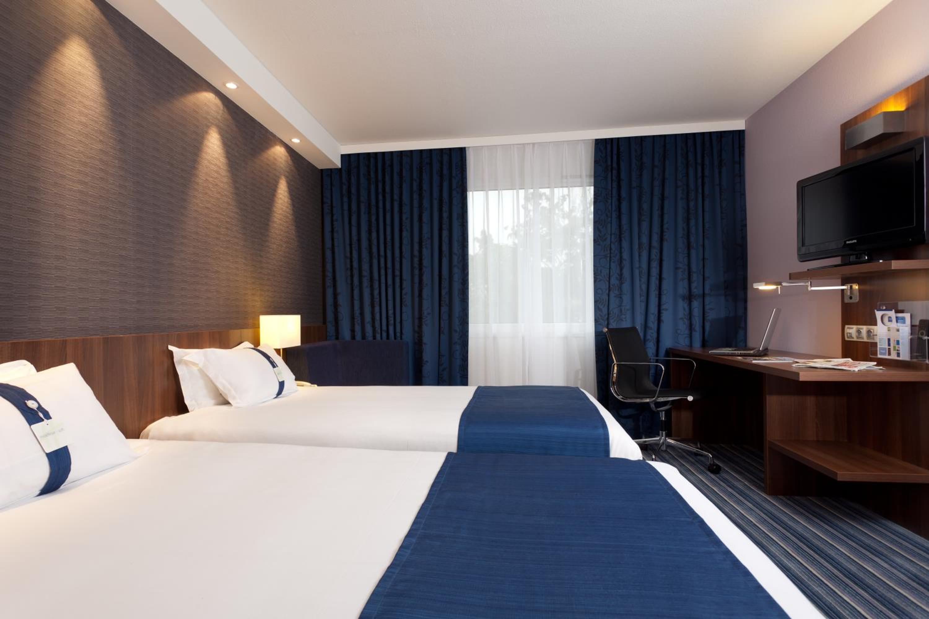 Standard Twin Room with Free Breakfast - Photo 6