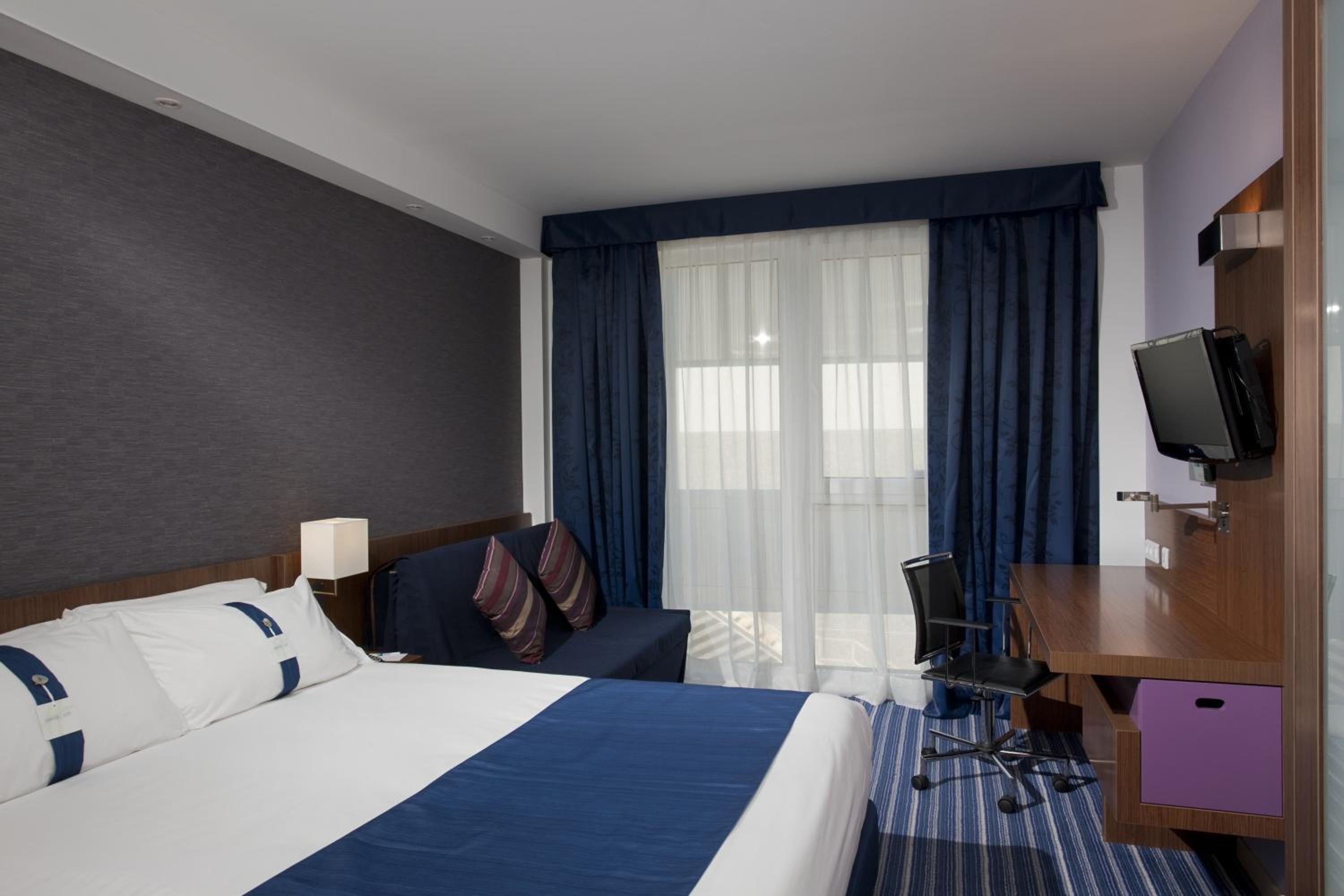 Standard Double Room with Sofa Bed - Photo 18