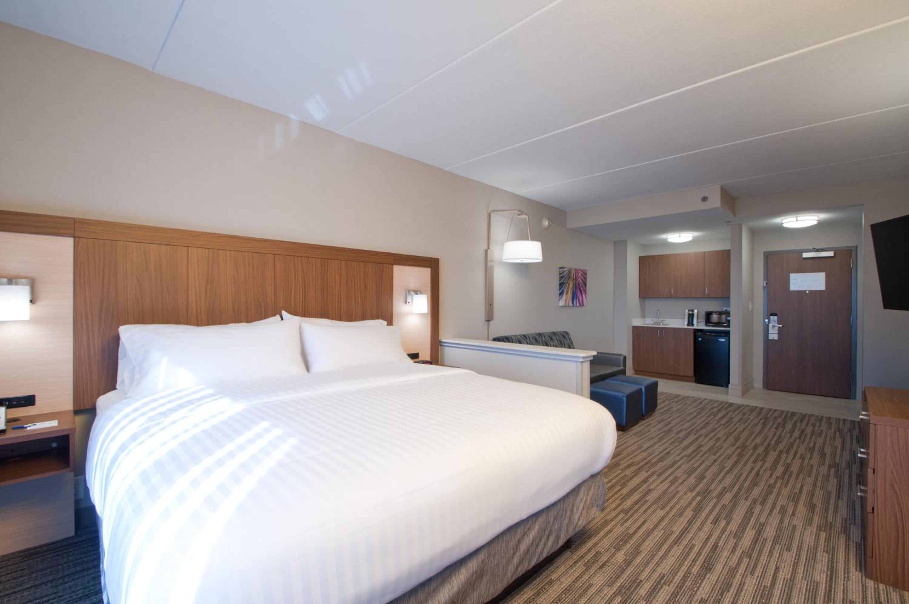 Standard King Room - Photo 5