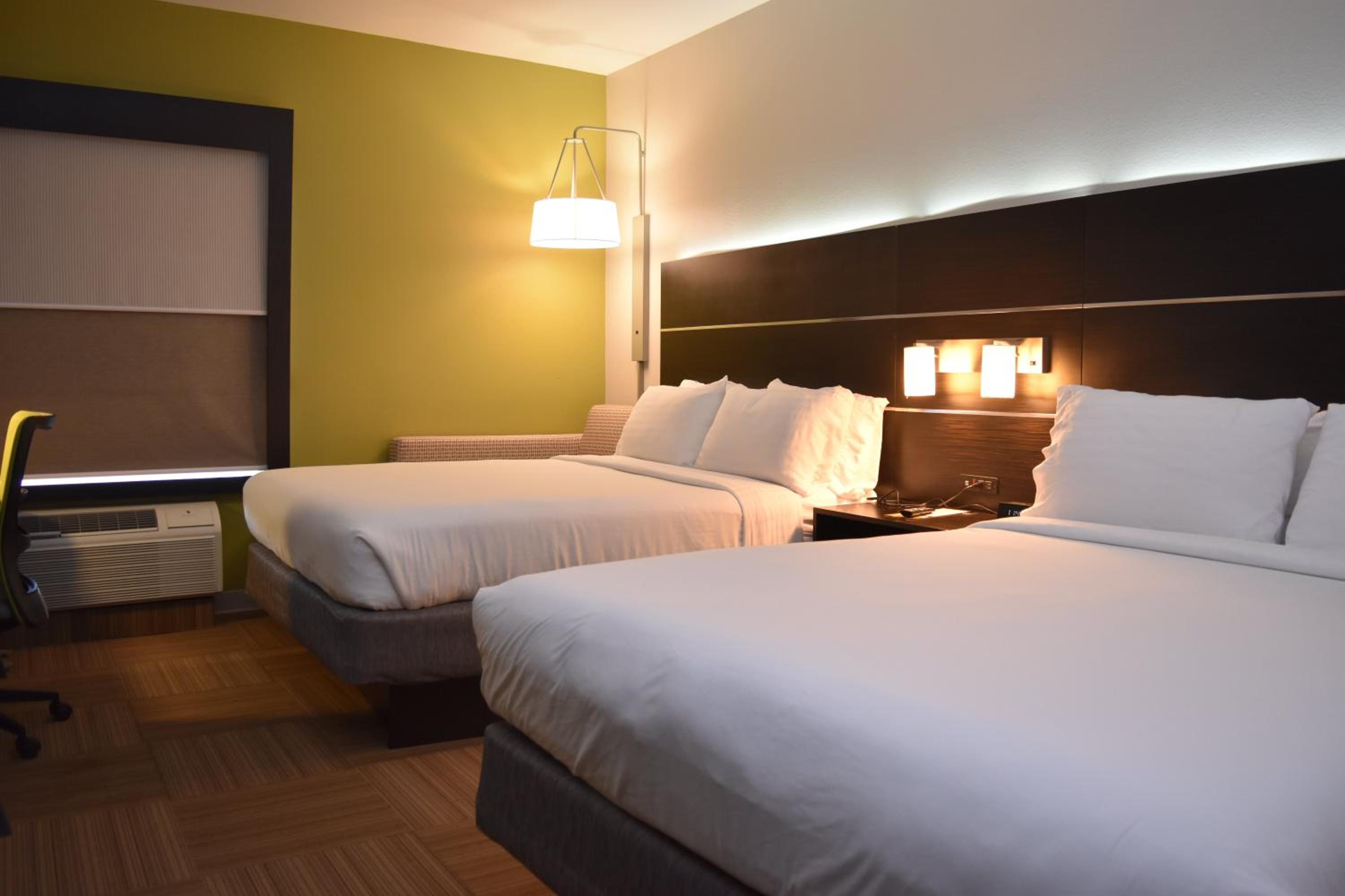 Standard Queen Room with Two Queen Beds - Photo 3