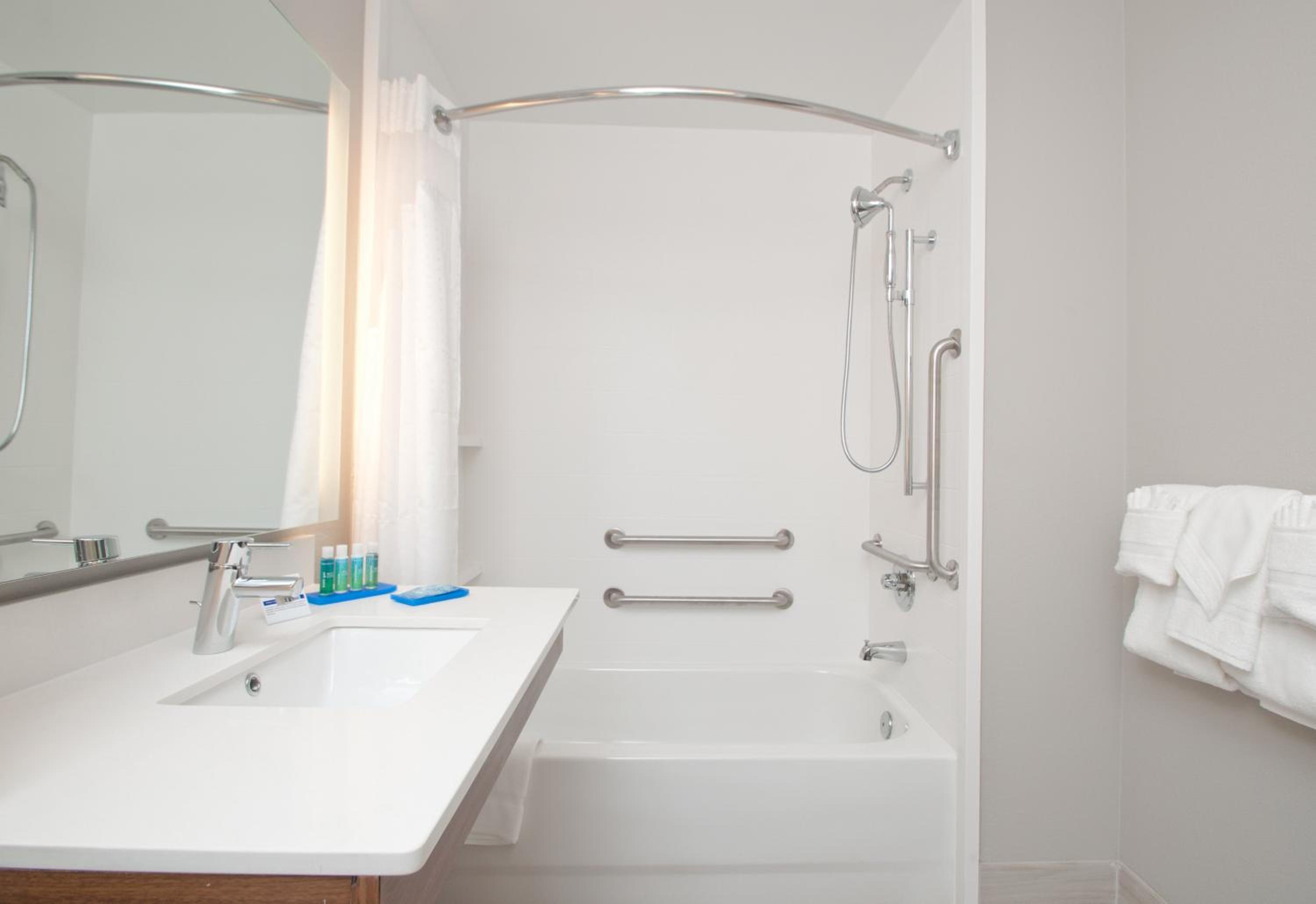 Standard King Room with Mobility Accessible Tub - Photo 5