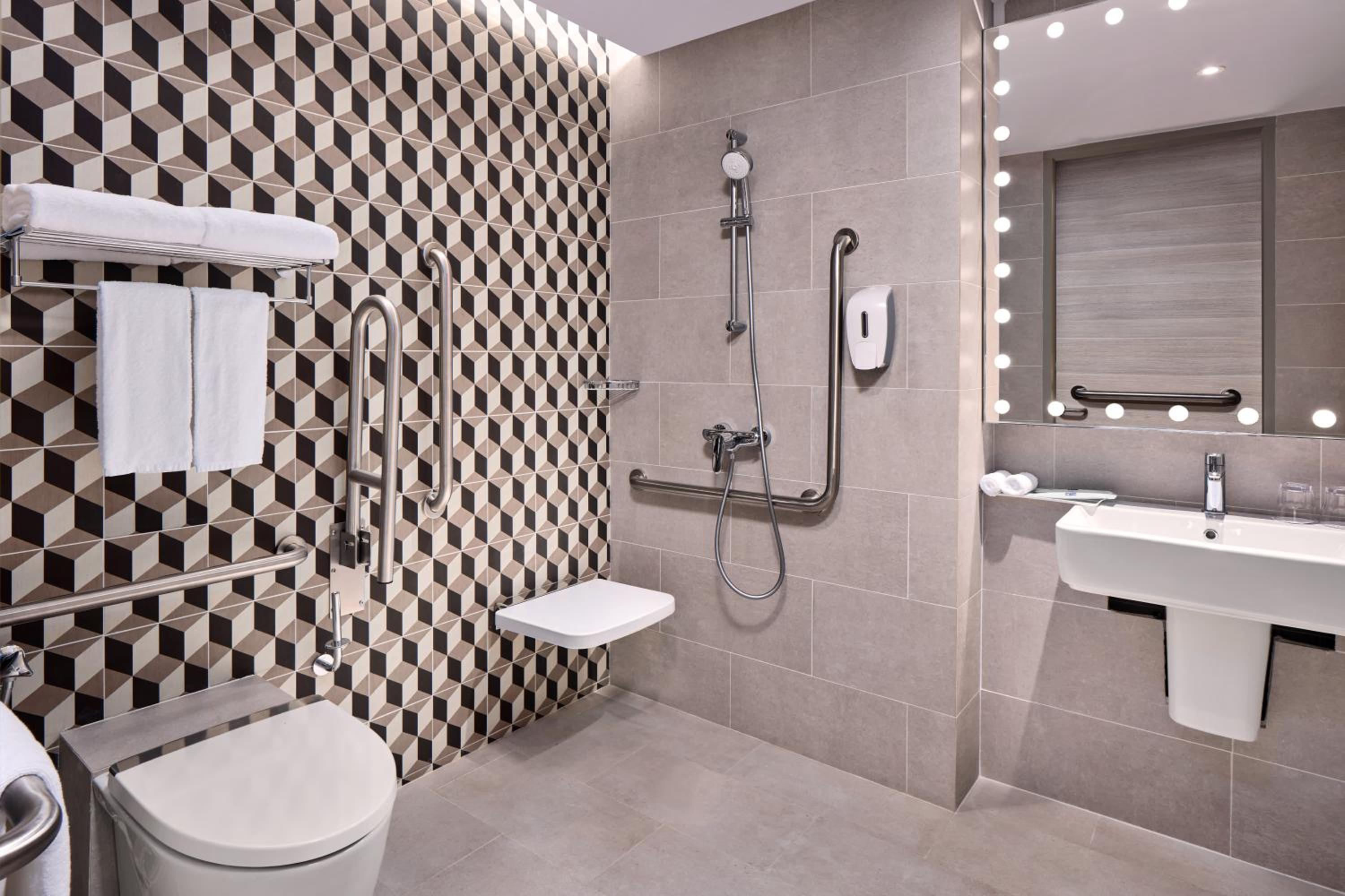 Standard Queen Room - Accessible with Free Breakfast photo 3
