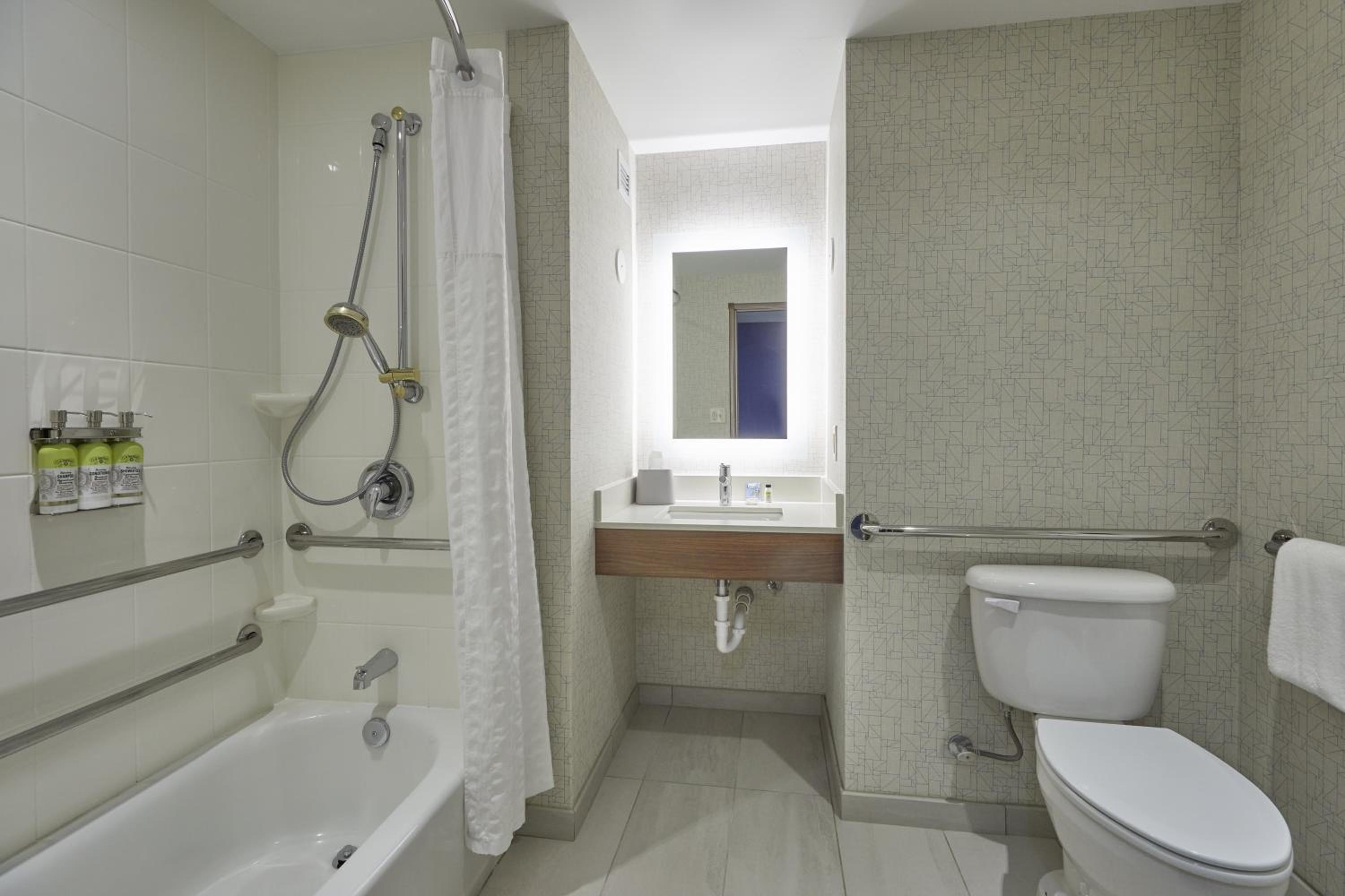 Standard King Room with Mobility Accessible Tub - Photo 3