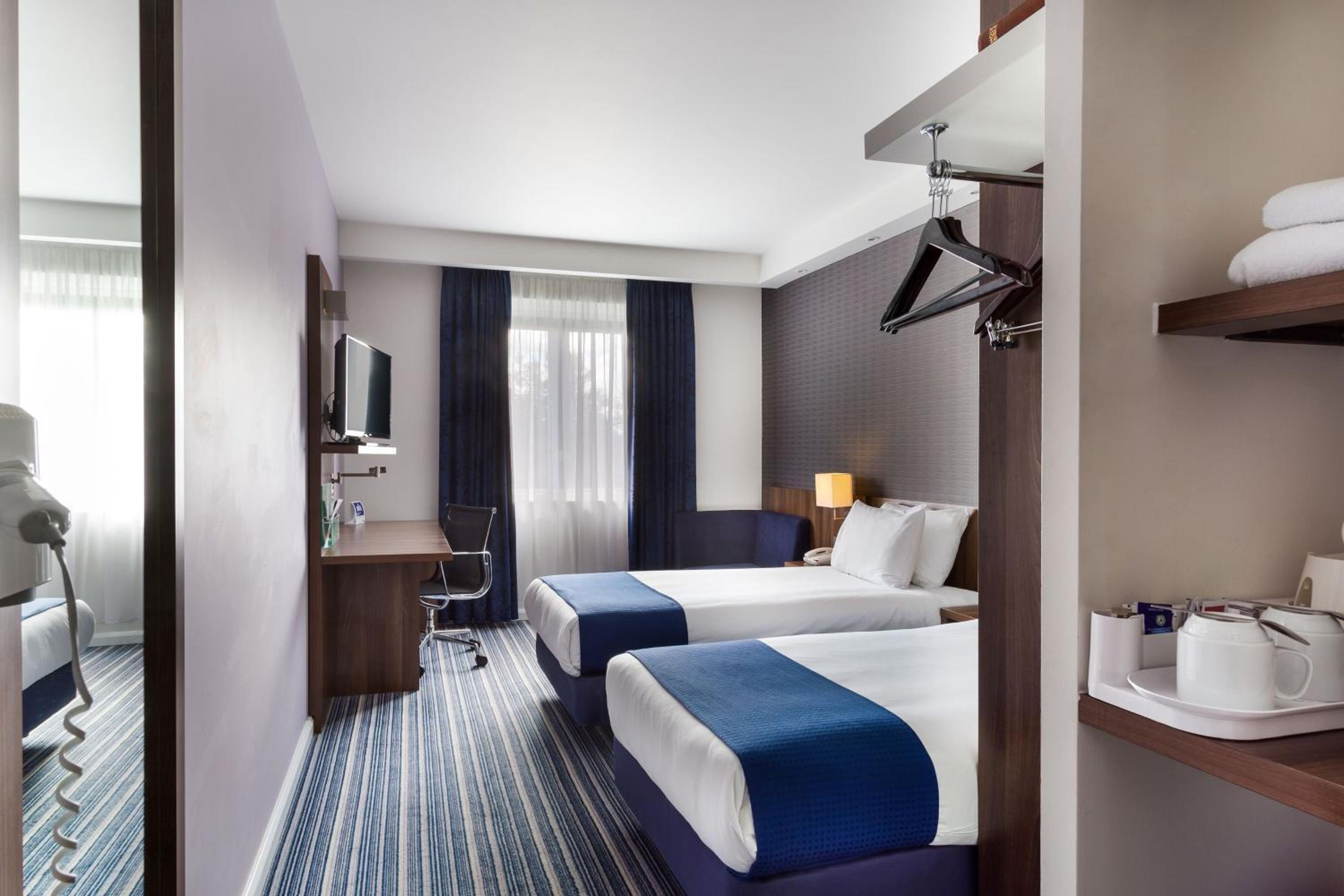 Standard Twin Room with Free Hot Breakfast - Photo 2
