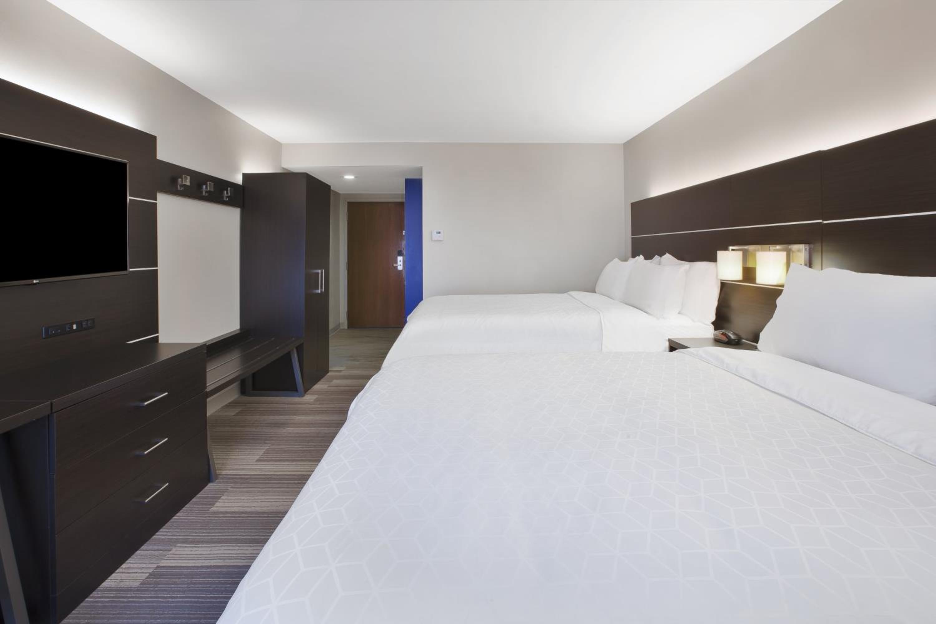 Standard Room with Two Queen Beds - Photo 2