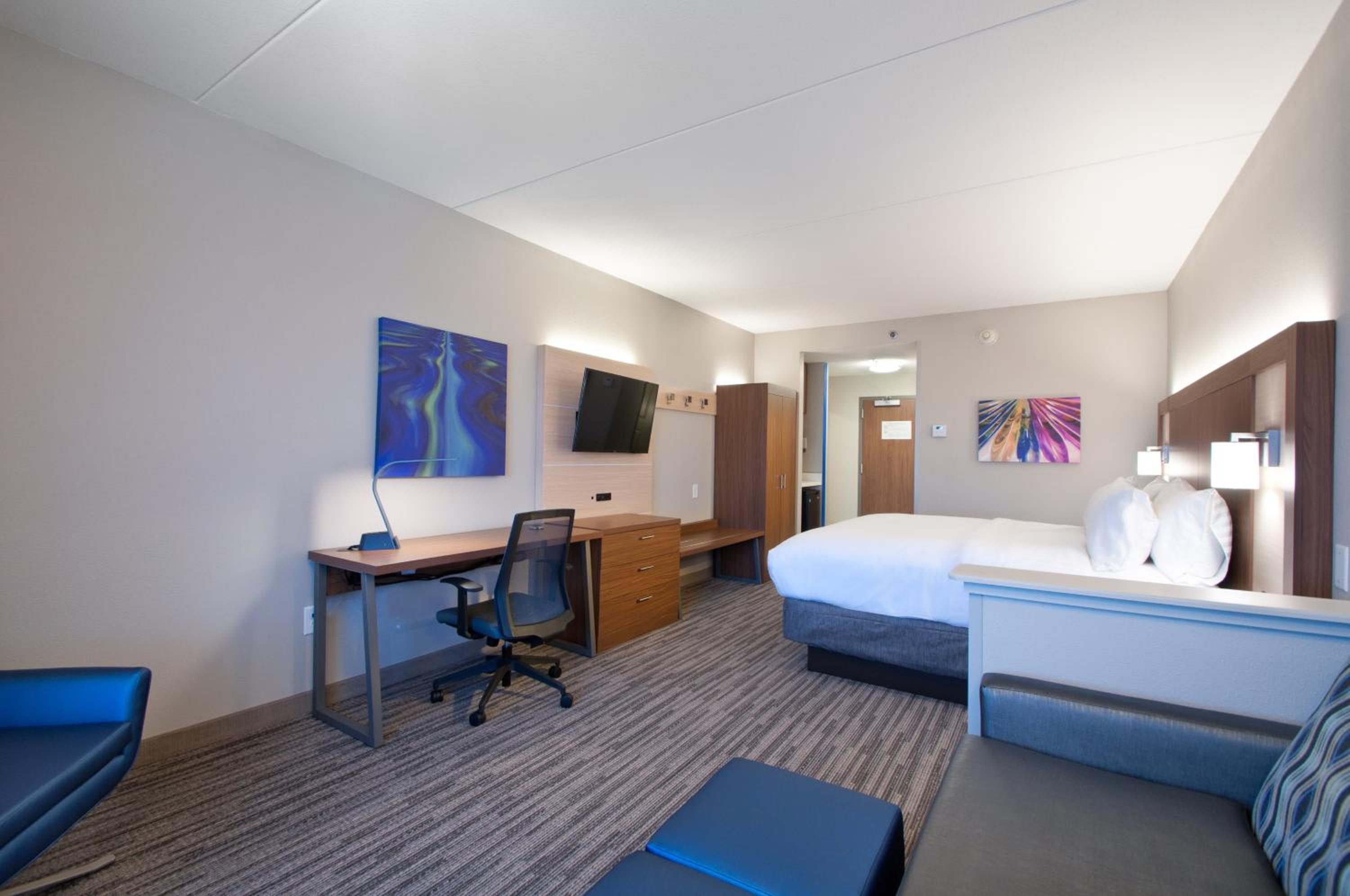 King Suite with Hearing Accessible Tub - Non-Smoking - Photo 3