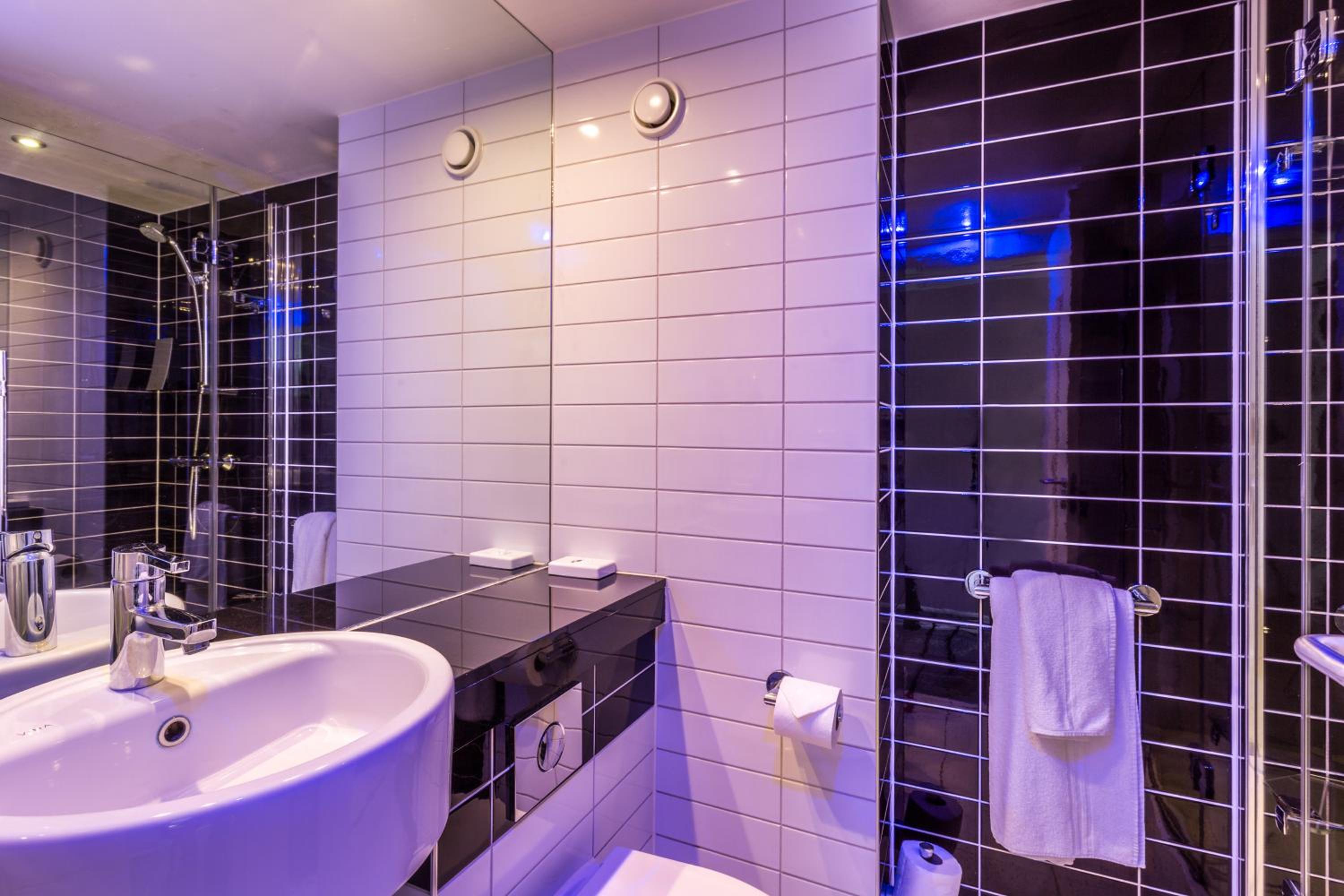 Standard Double Room with Sofa Bed and Free Hot Breakfast - Photo 3