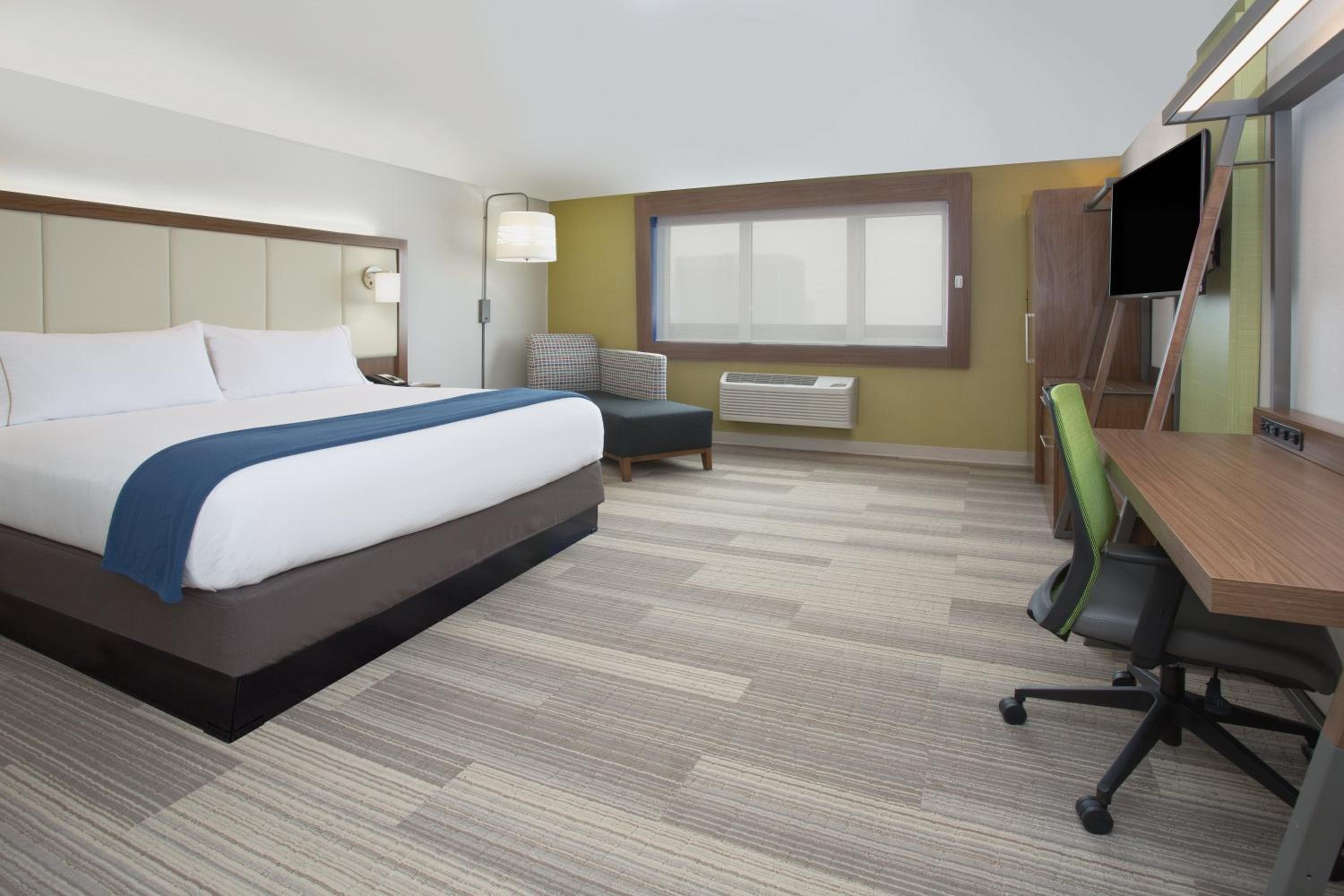 One-Bedroom King Suite - Photo 3