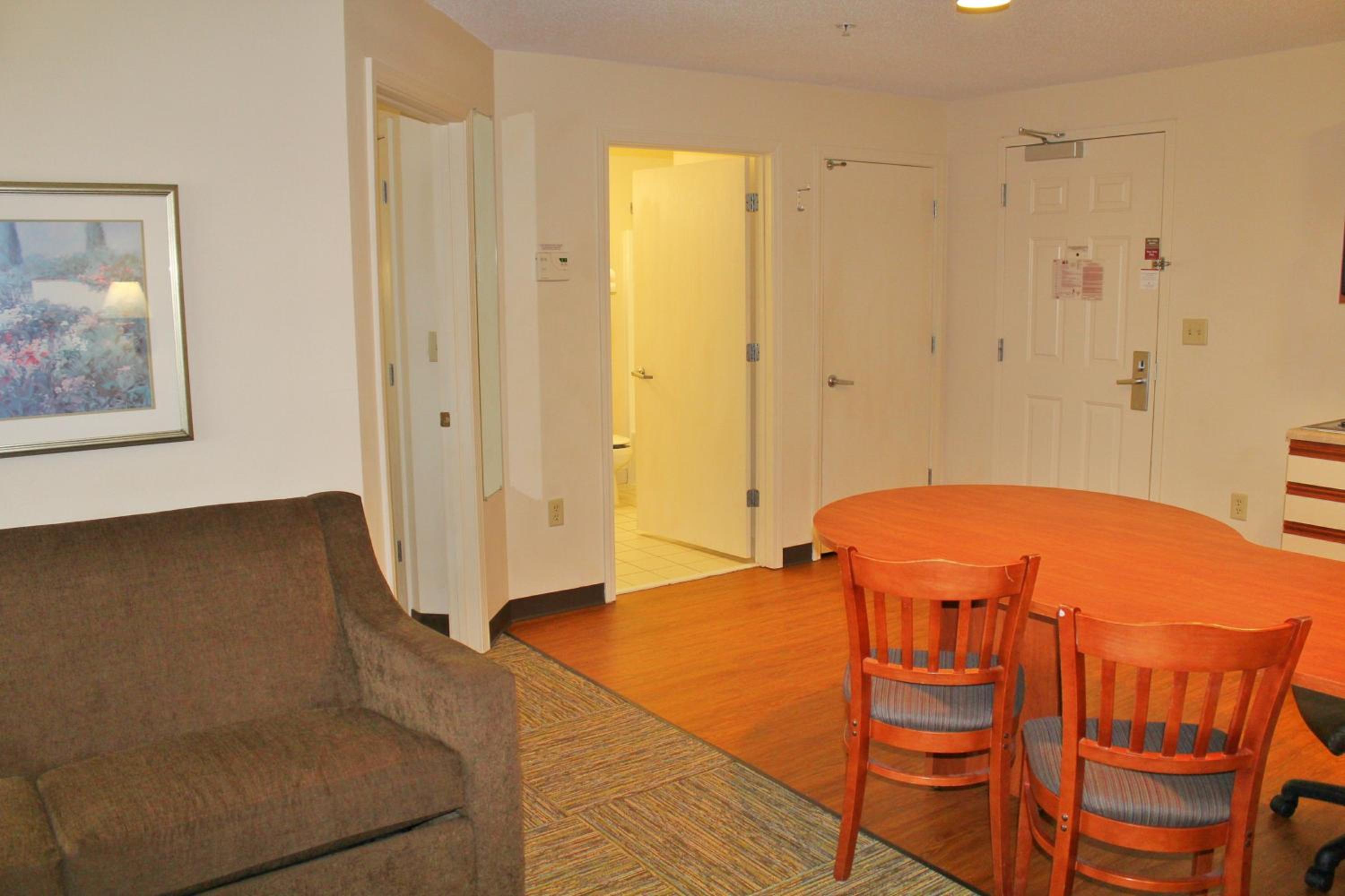 One Bedroom Suite with One Queen Bed - Photo 3