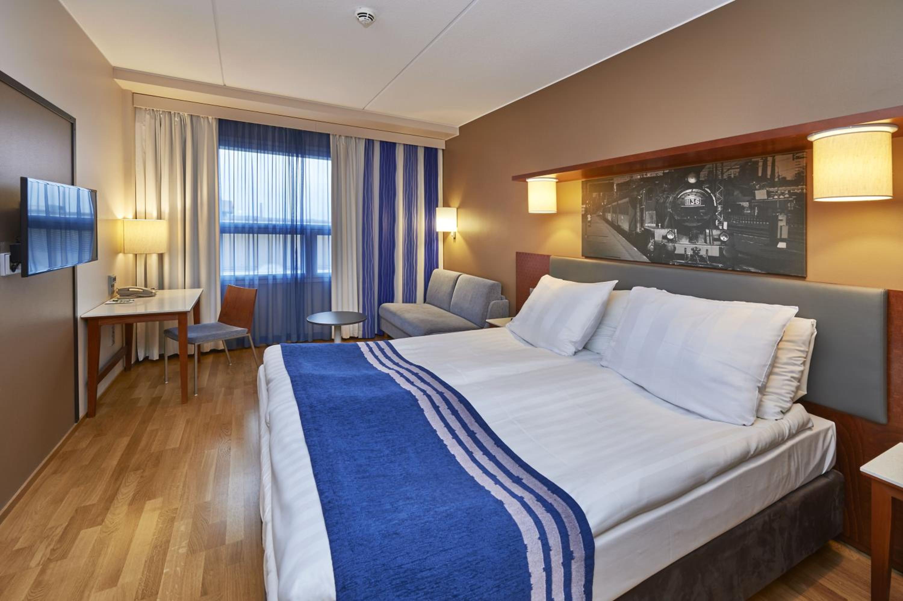Standard Queen Room with Sofa Bed - Non-Smoking photo 2