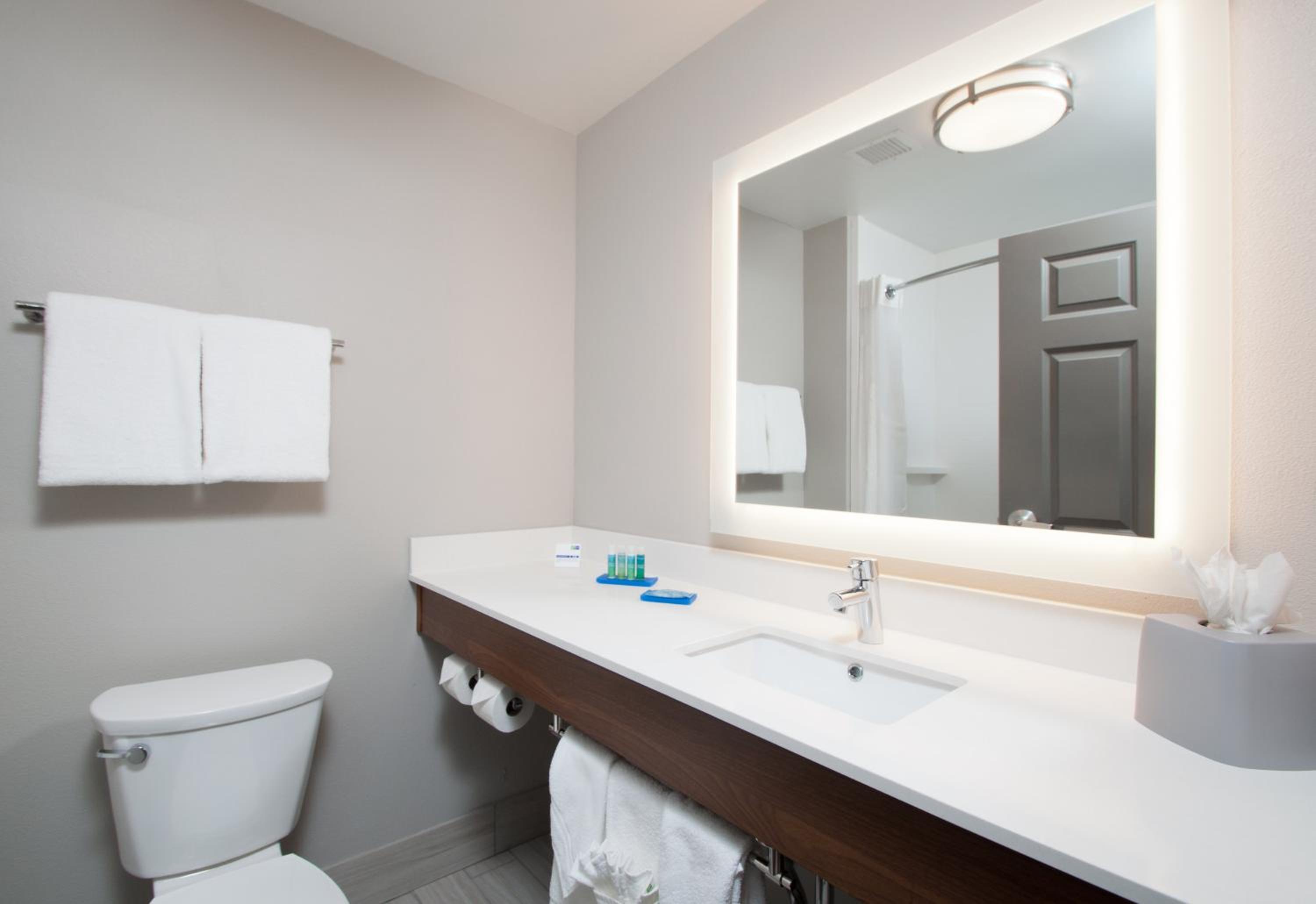 Standard King Room - Photo 9