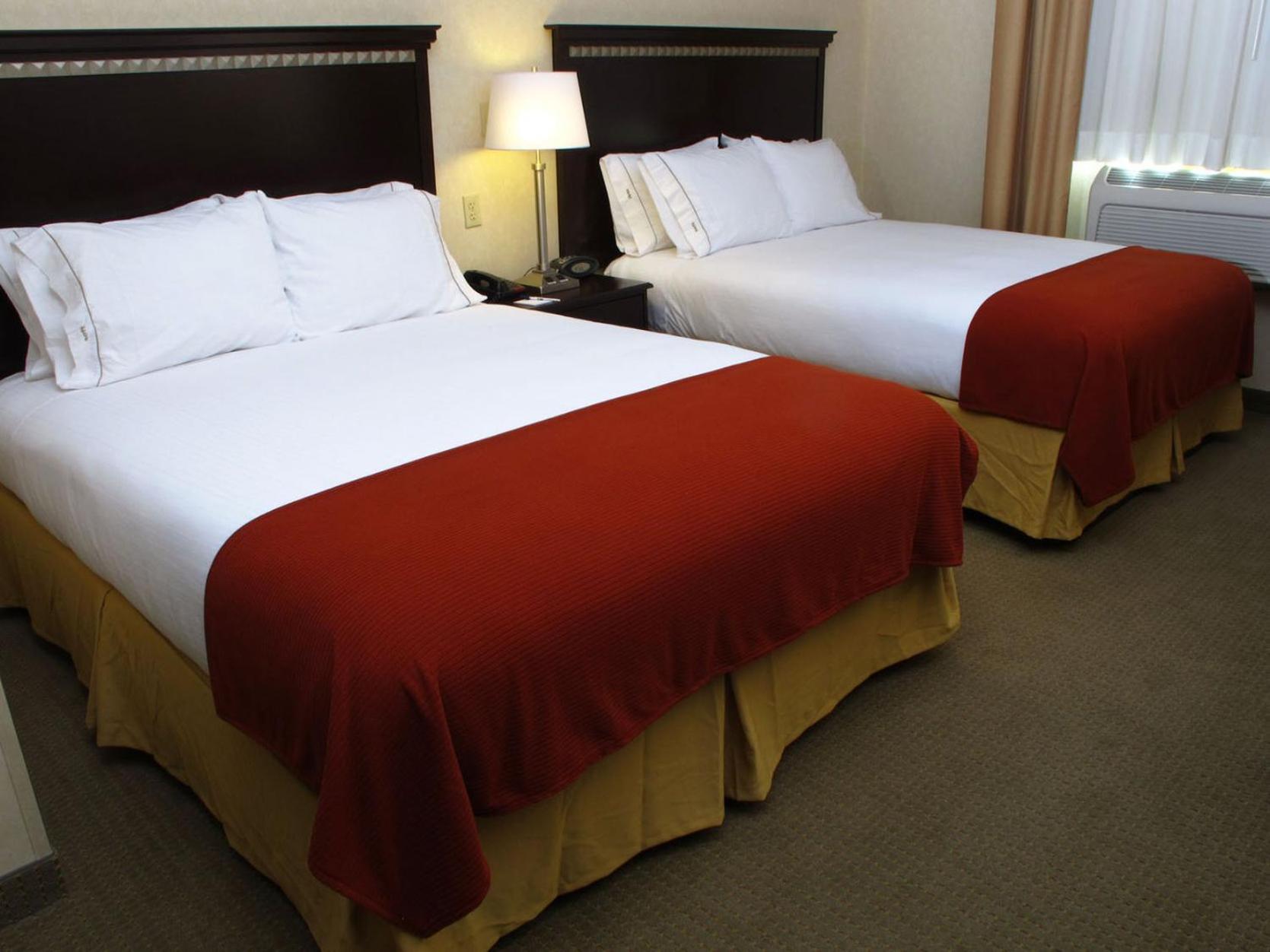 Standard Queen Room with Sofa Bed - Photo 5