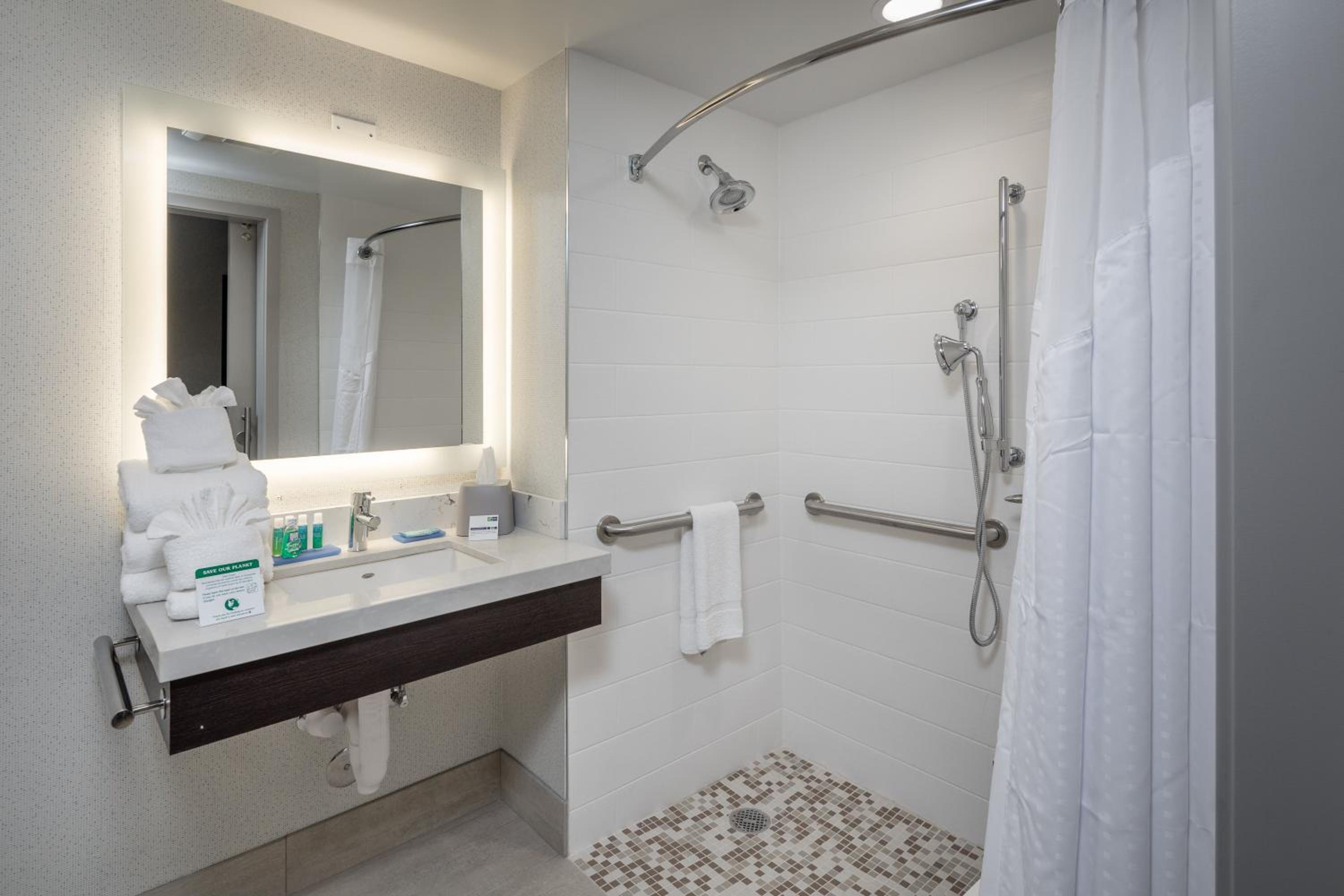 Standard King Room with Roll-in Shower - Mobility Accessible - Photo 3