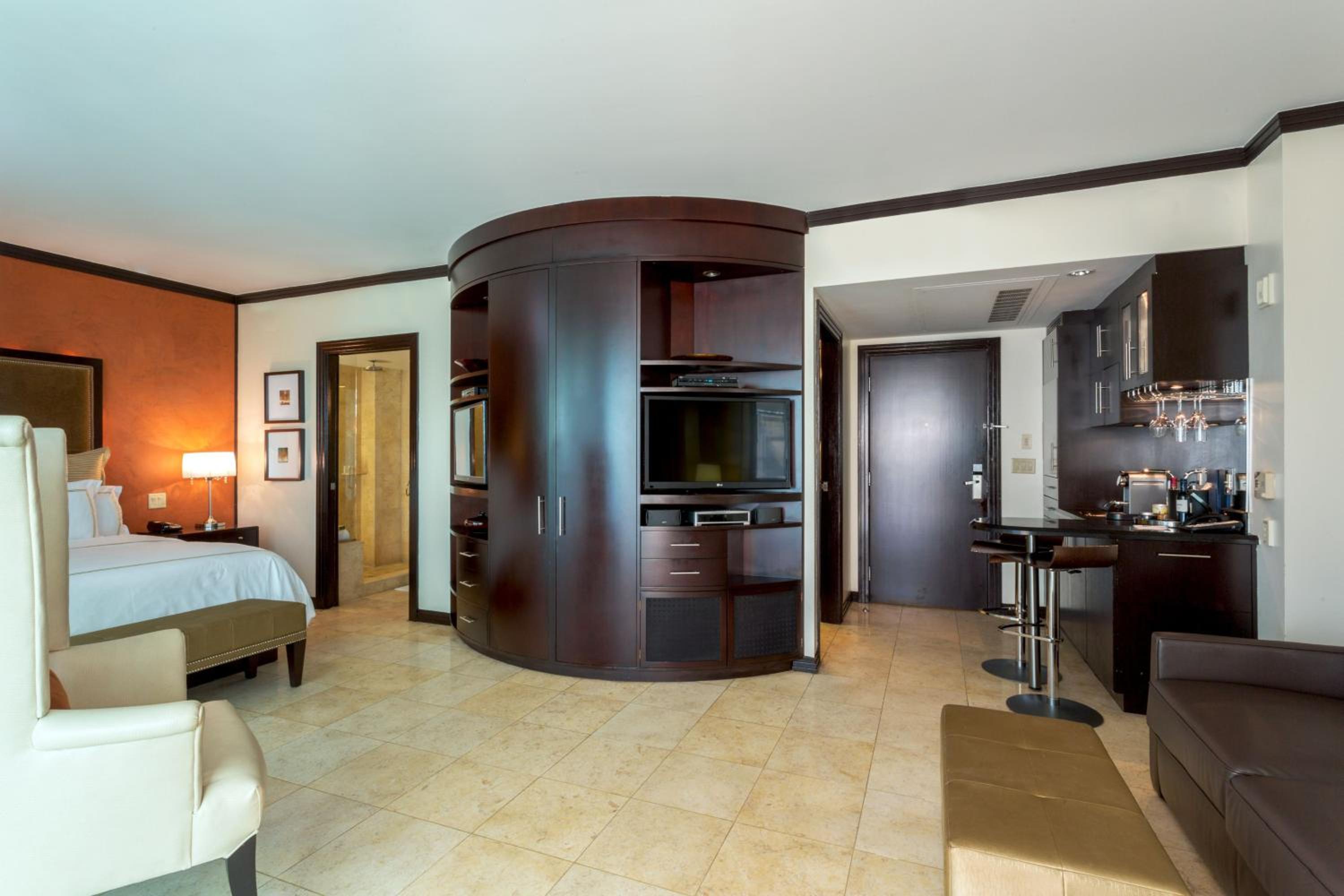 Accessible Pool Lanai Suite photo 1