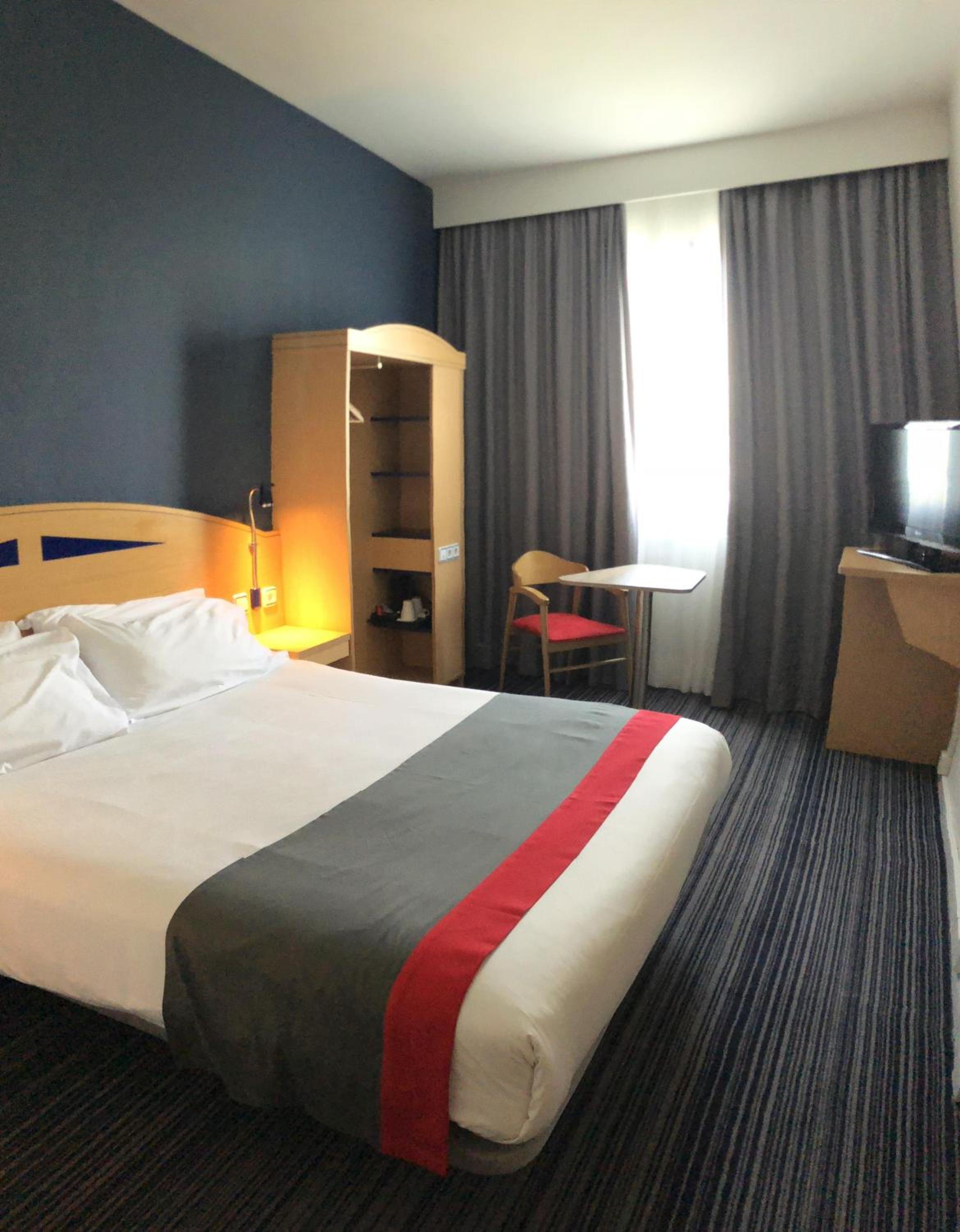 Standard Room with Free Breakfast - Photo 4