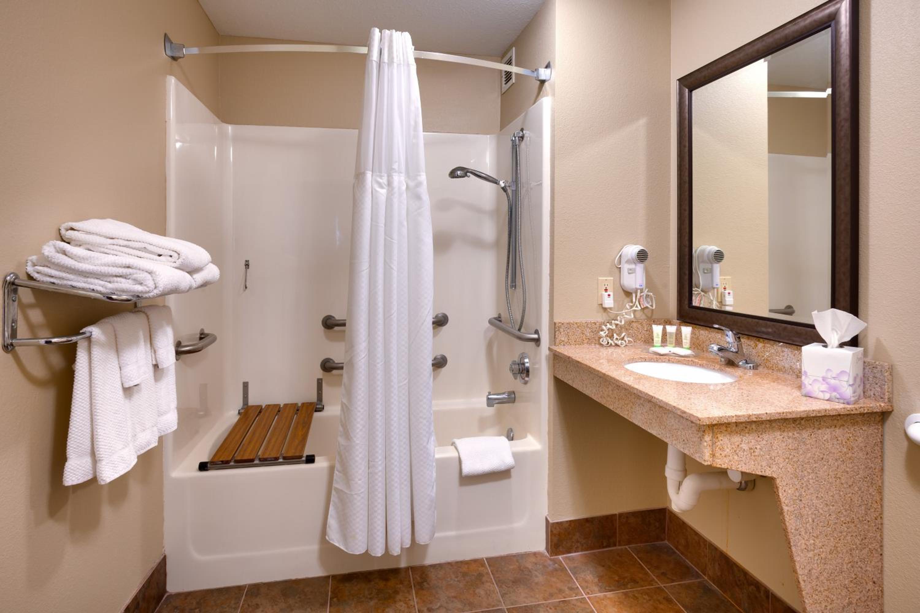 One-Bedroom Suite with Tub - Communications Access - Photo 2