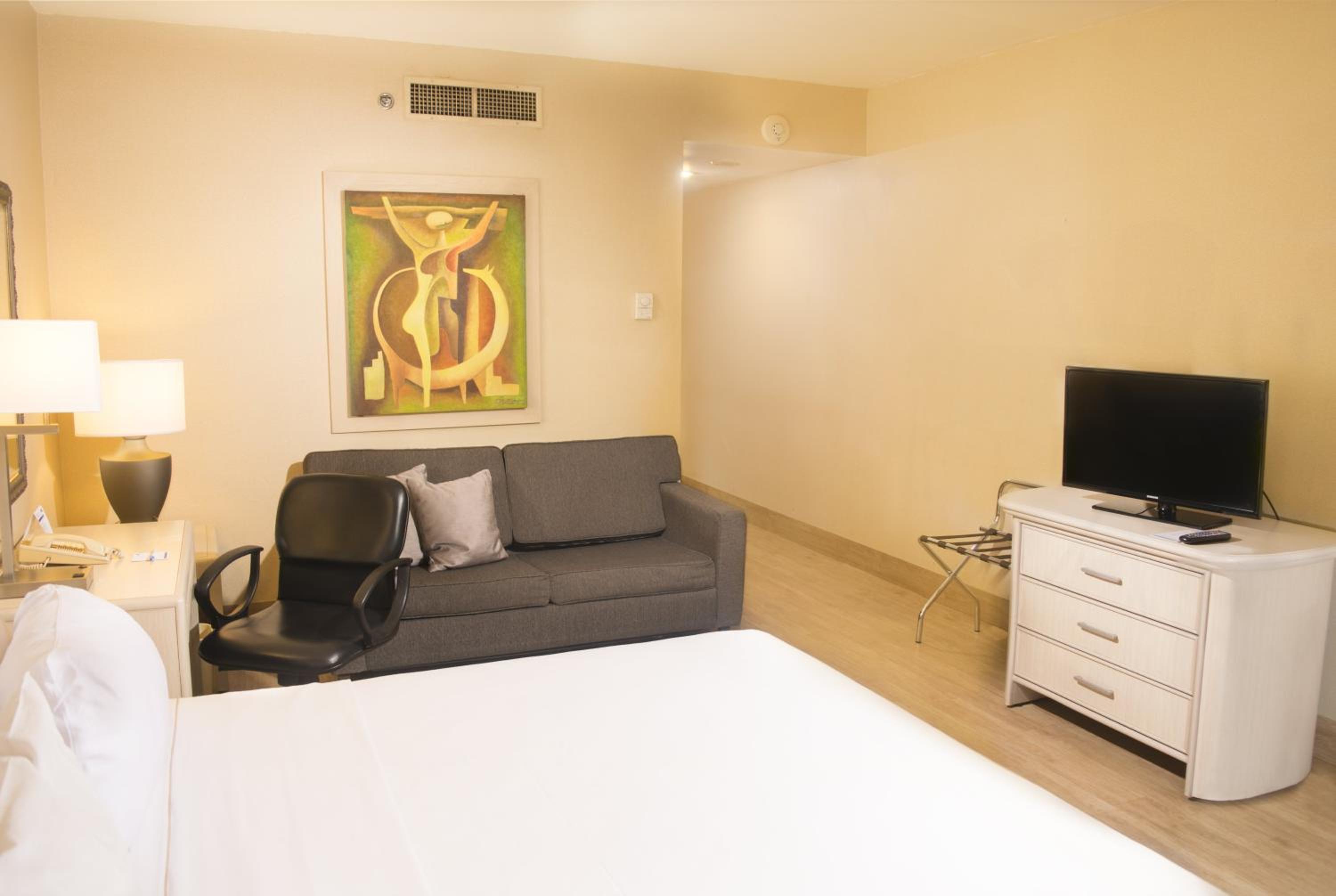 Standard King Room with Kitchenette thumbnail 5