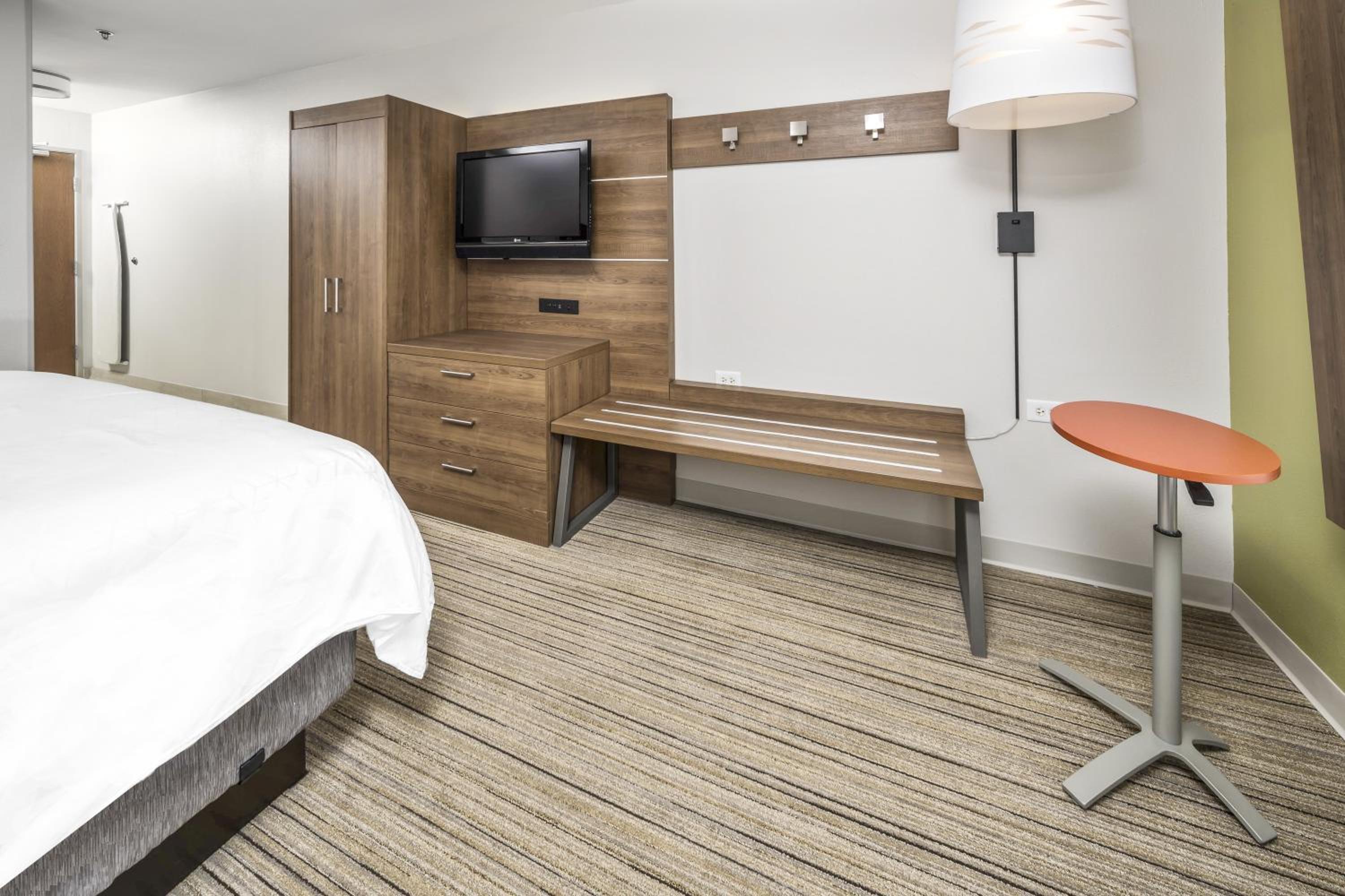 Standard King Room with Sofa Bed - Photo 5