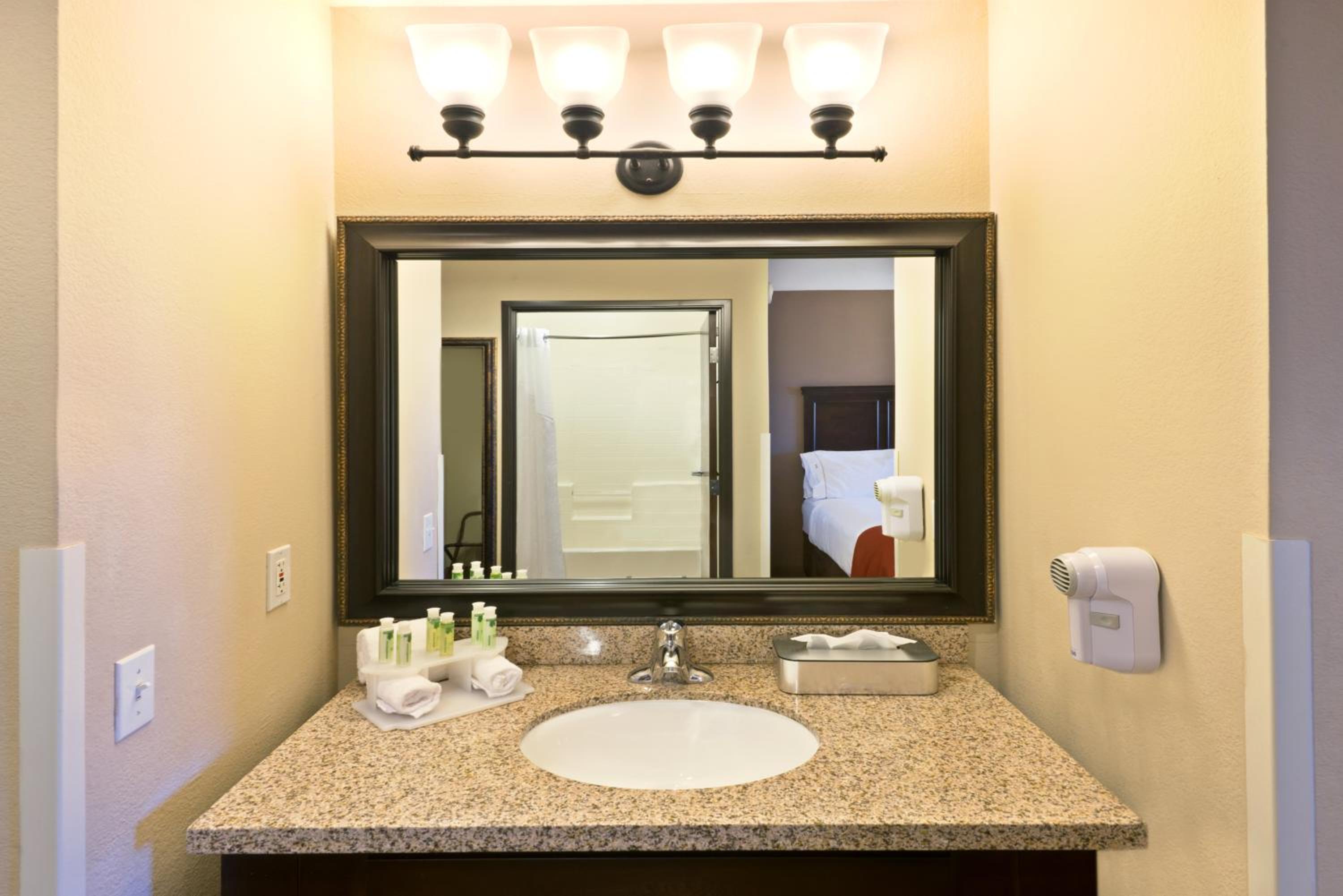 Standard King Room - Photo 2