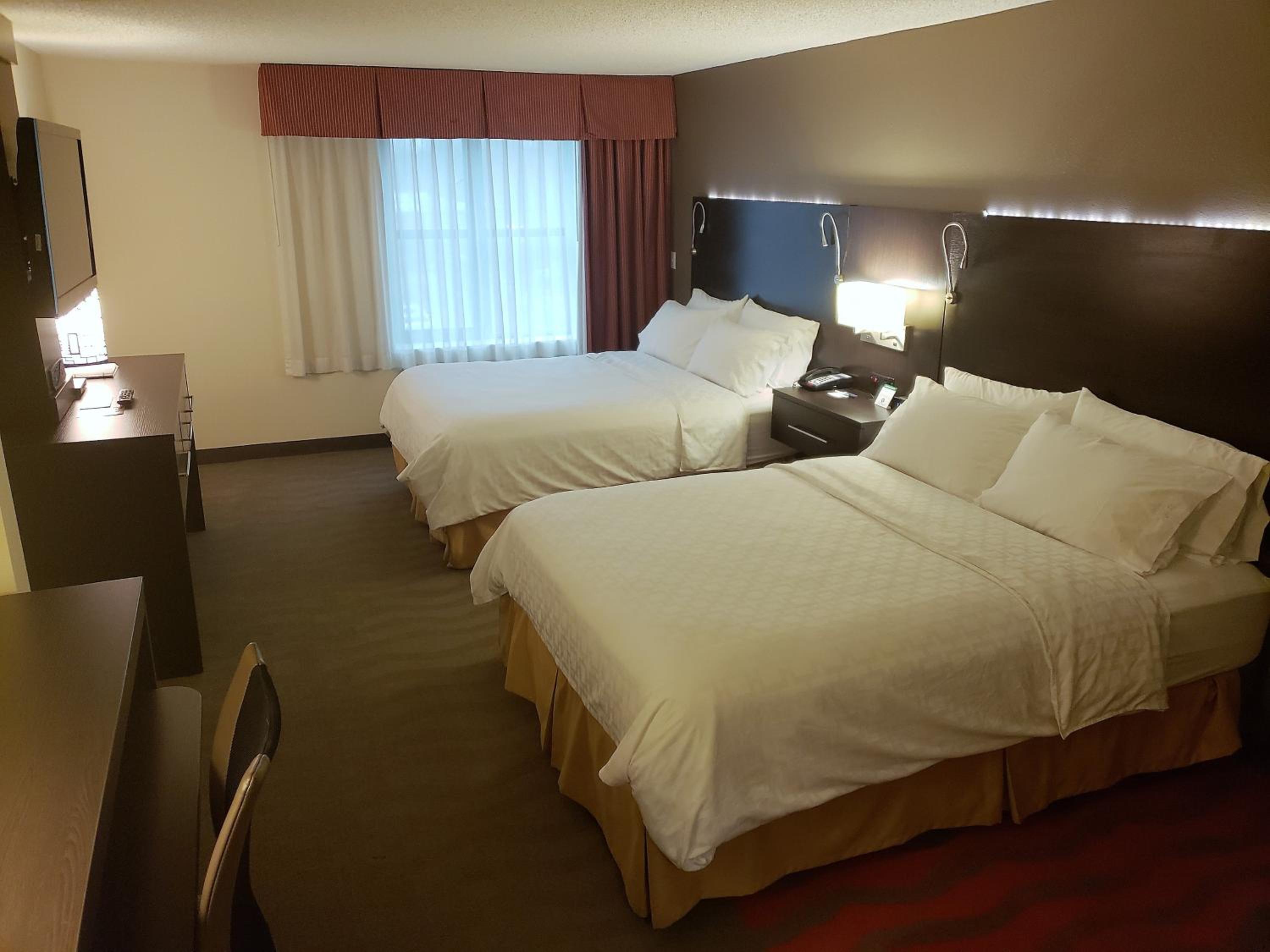 Standard Room with Two Queen Beds - Photo 4