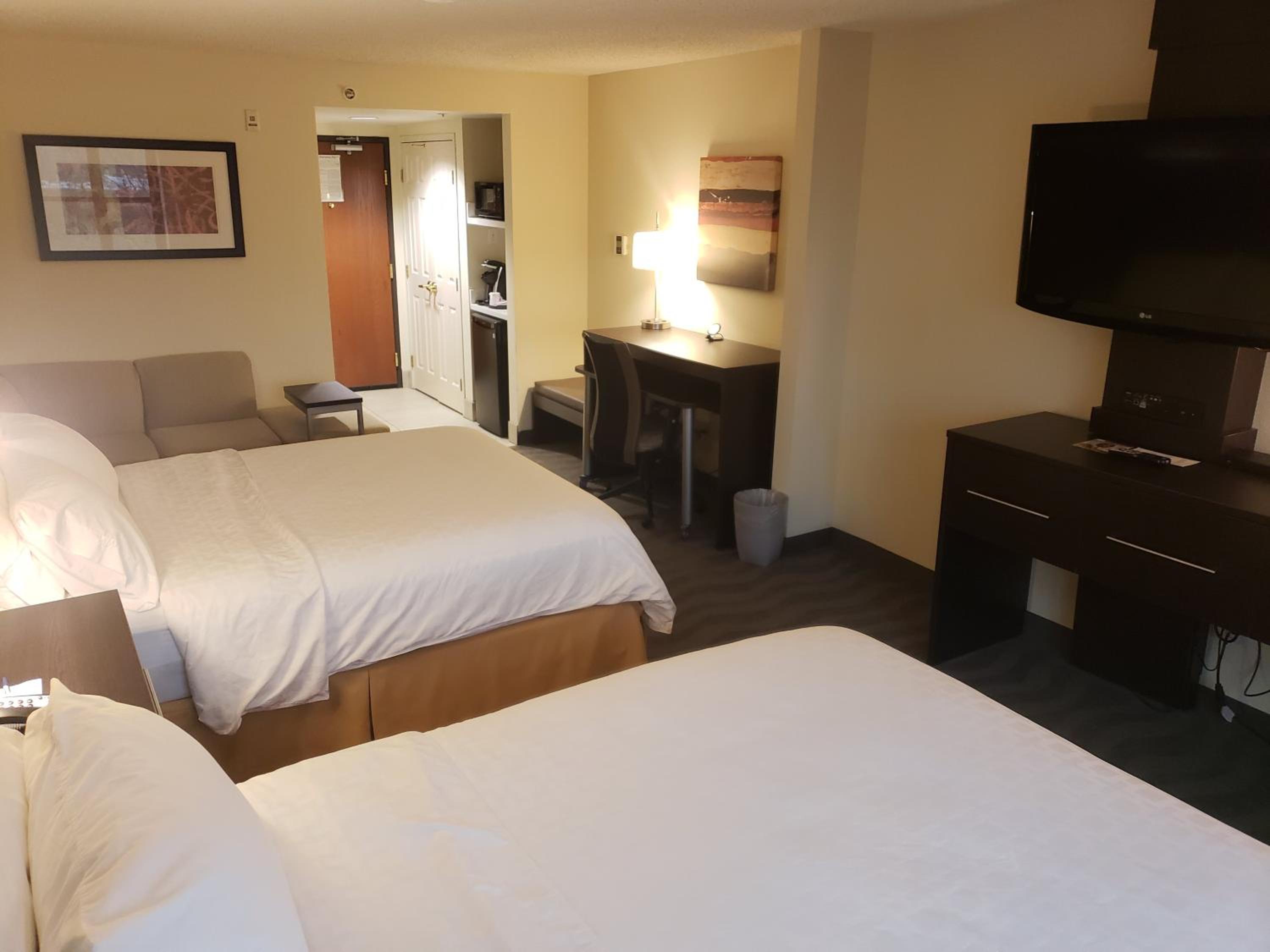 Standard Room with Two Queen Beds - Photo 3