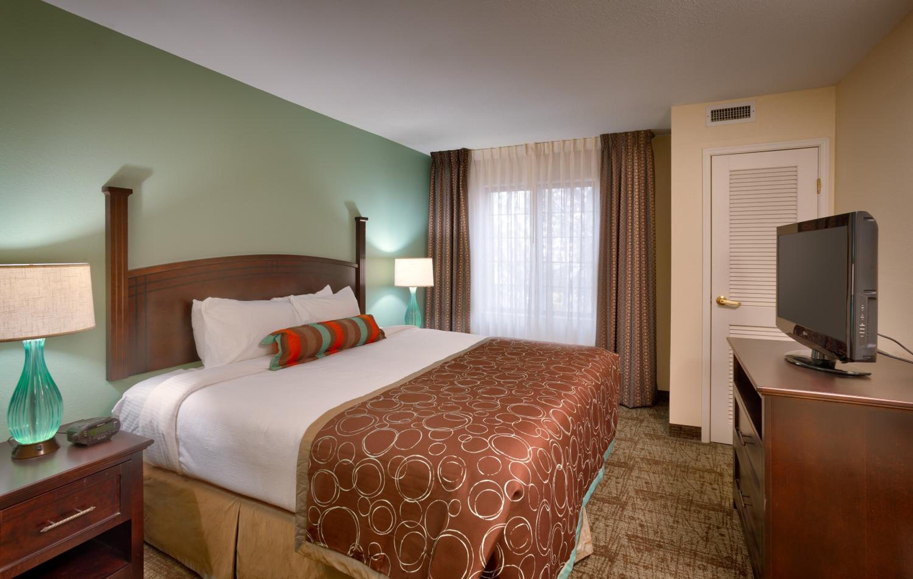 One-Bedroom Suite - Photo 6