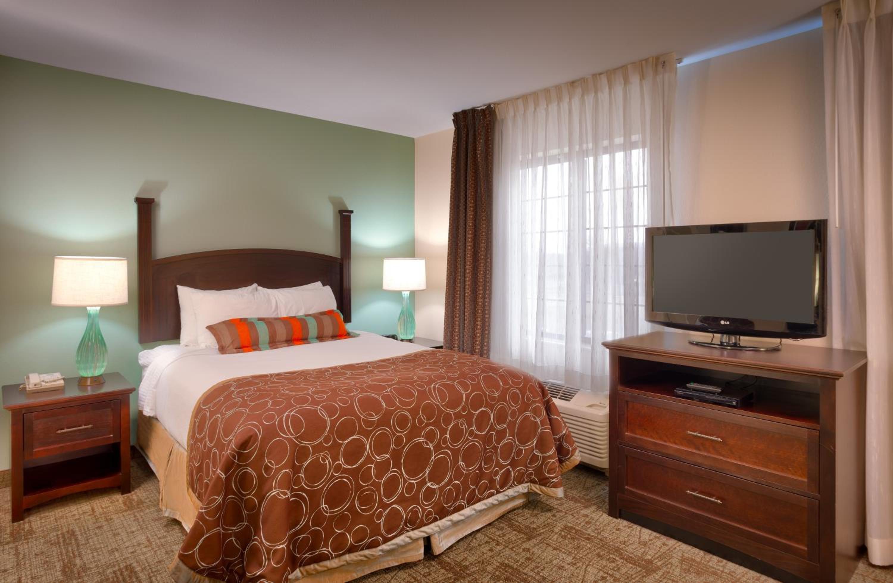 One-Bedroom Suite with Tub - Communications Access - Photo 1