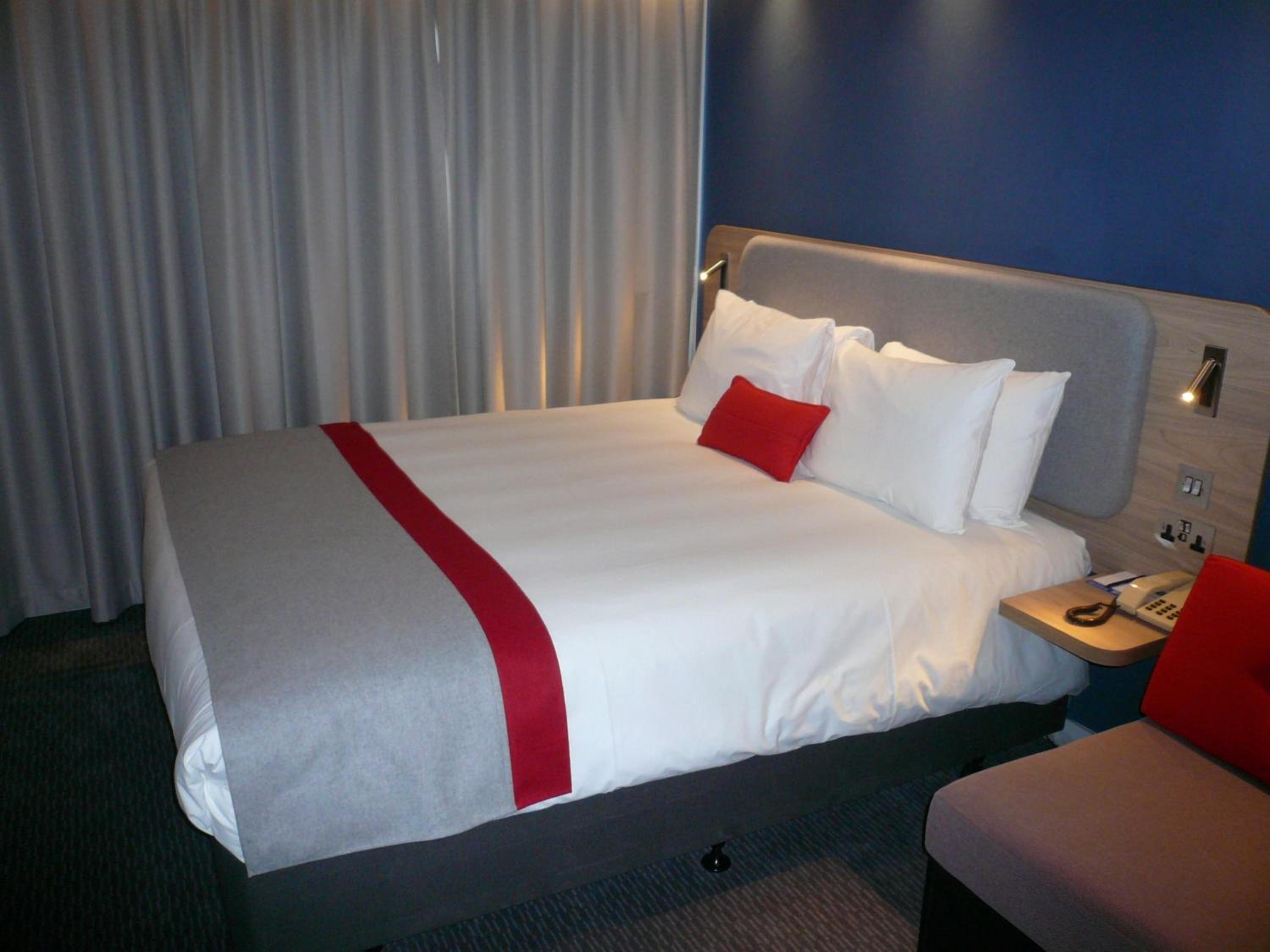 Standard King Room With Sofa Bed - Non-Smoking photo 1