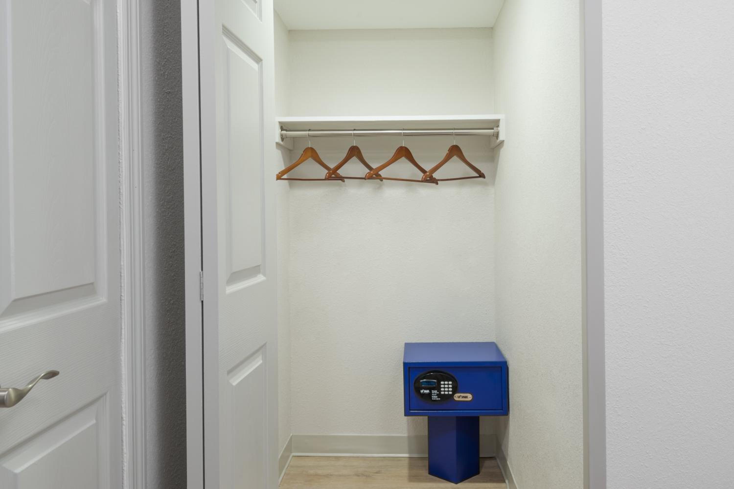 Suite with Mobility Accessible Tub - Non-Smoking