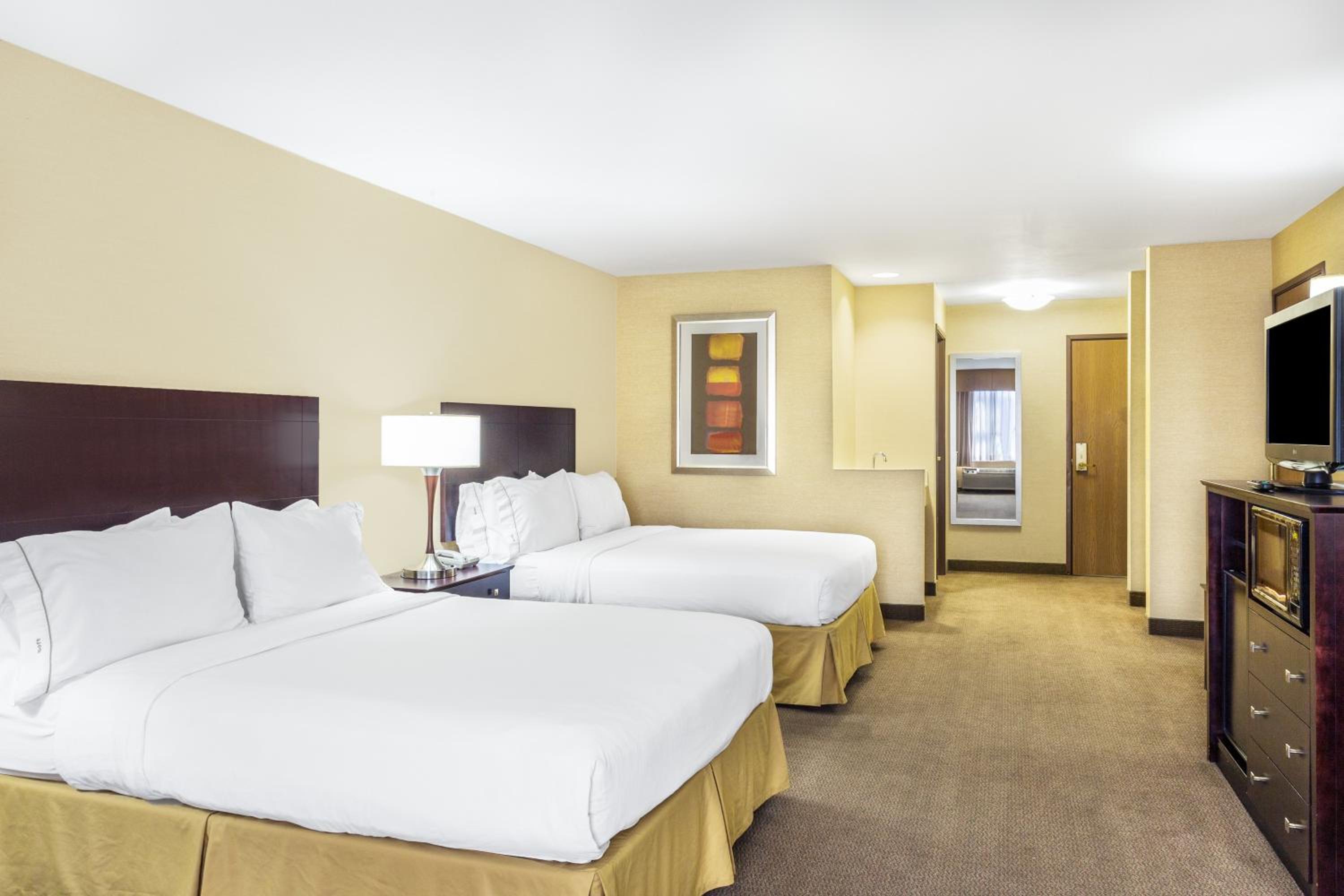 Standard Queen Room with Two Queen Beds photo 2