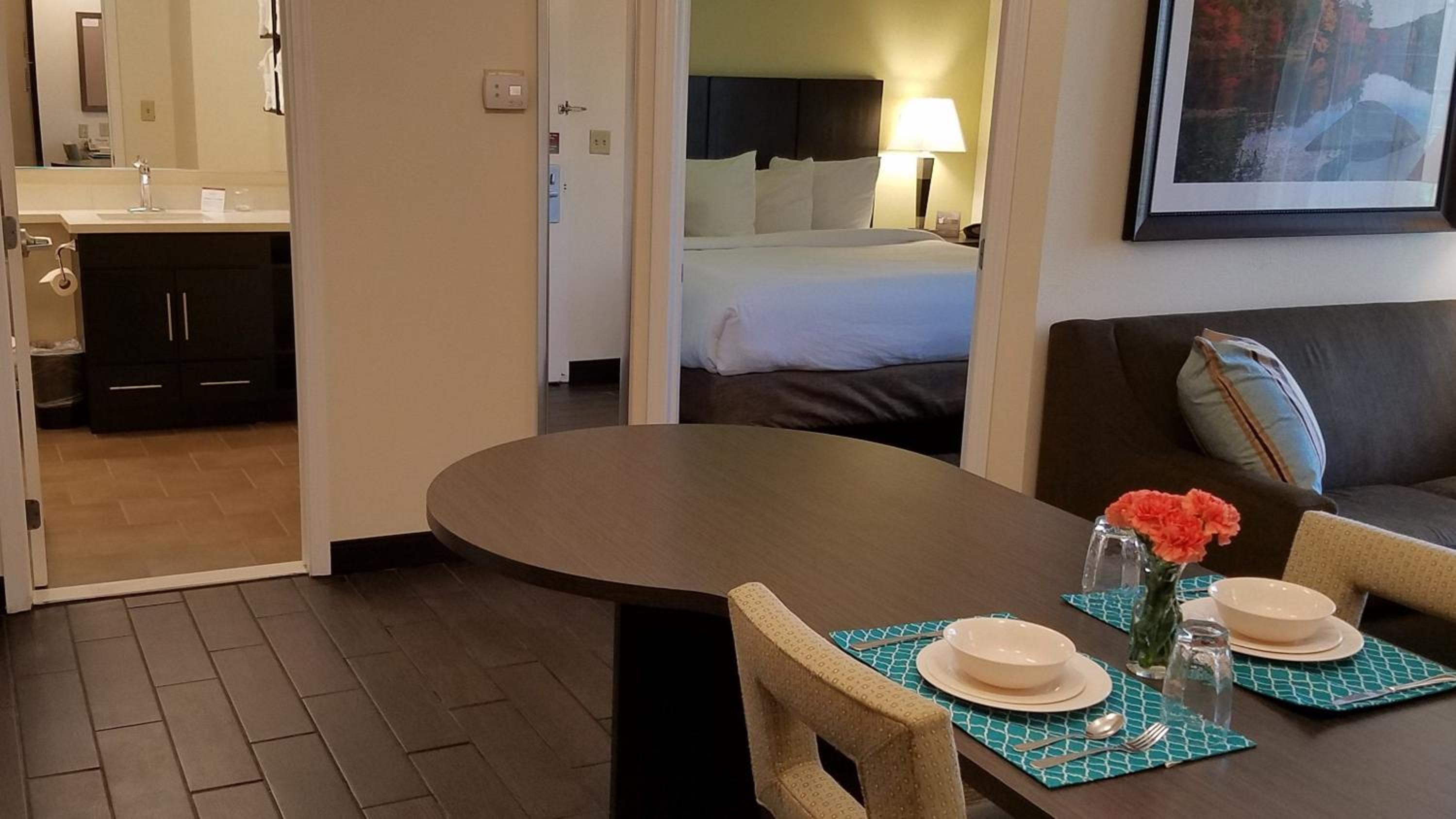 One-Bedroom King Suite with Sofa Bed photo 2