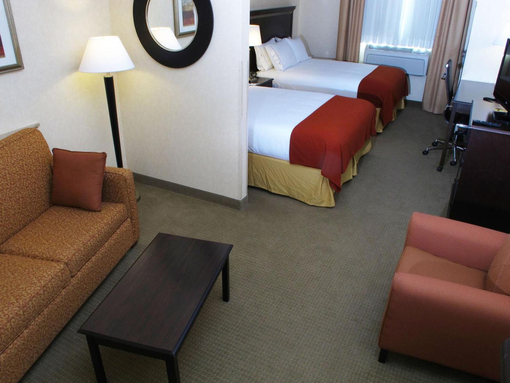 Standard Queen Room with Sofa Bed - Photo 6