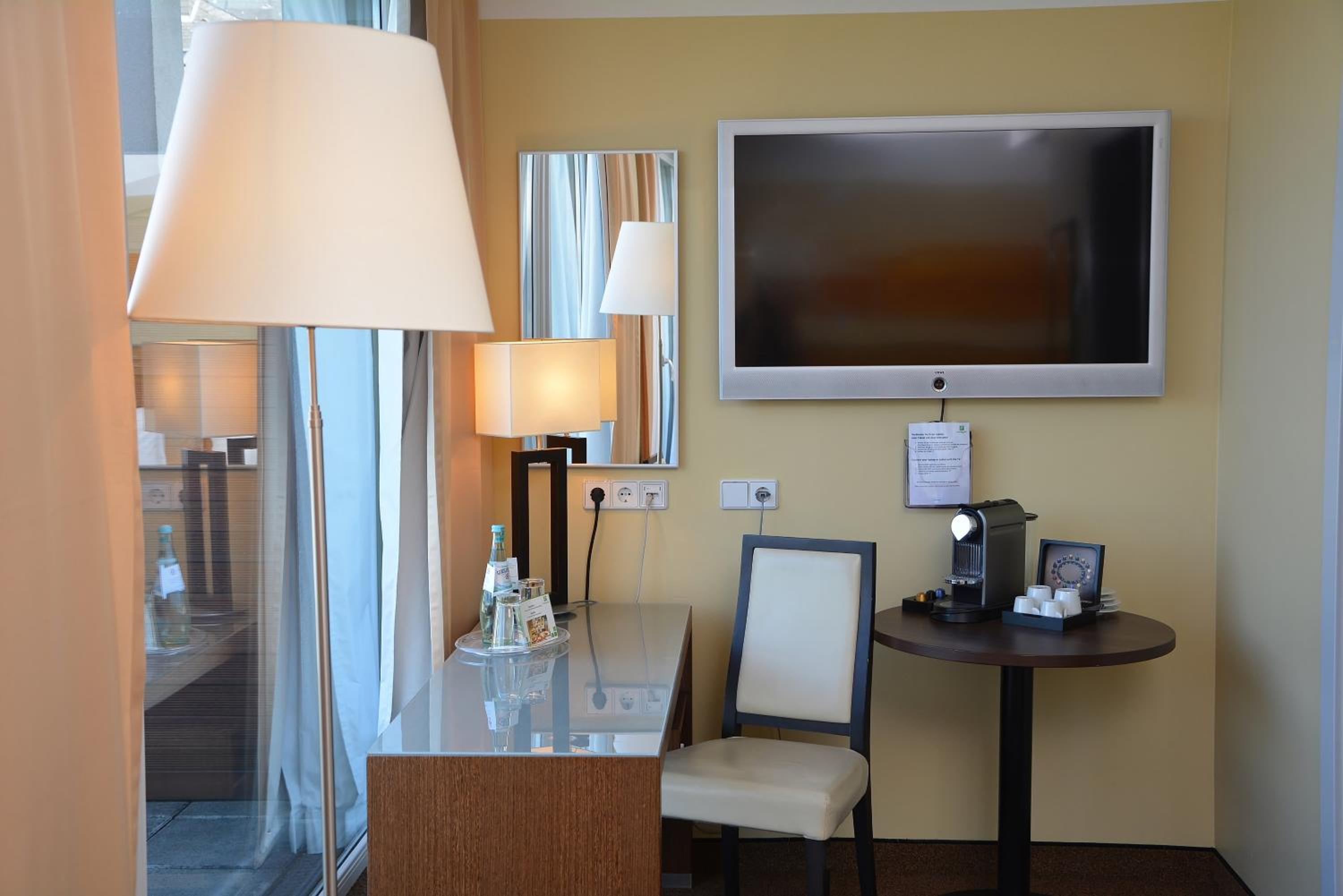 Premium Twin Room - Photo 16