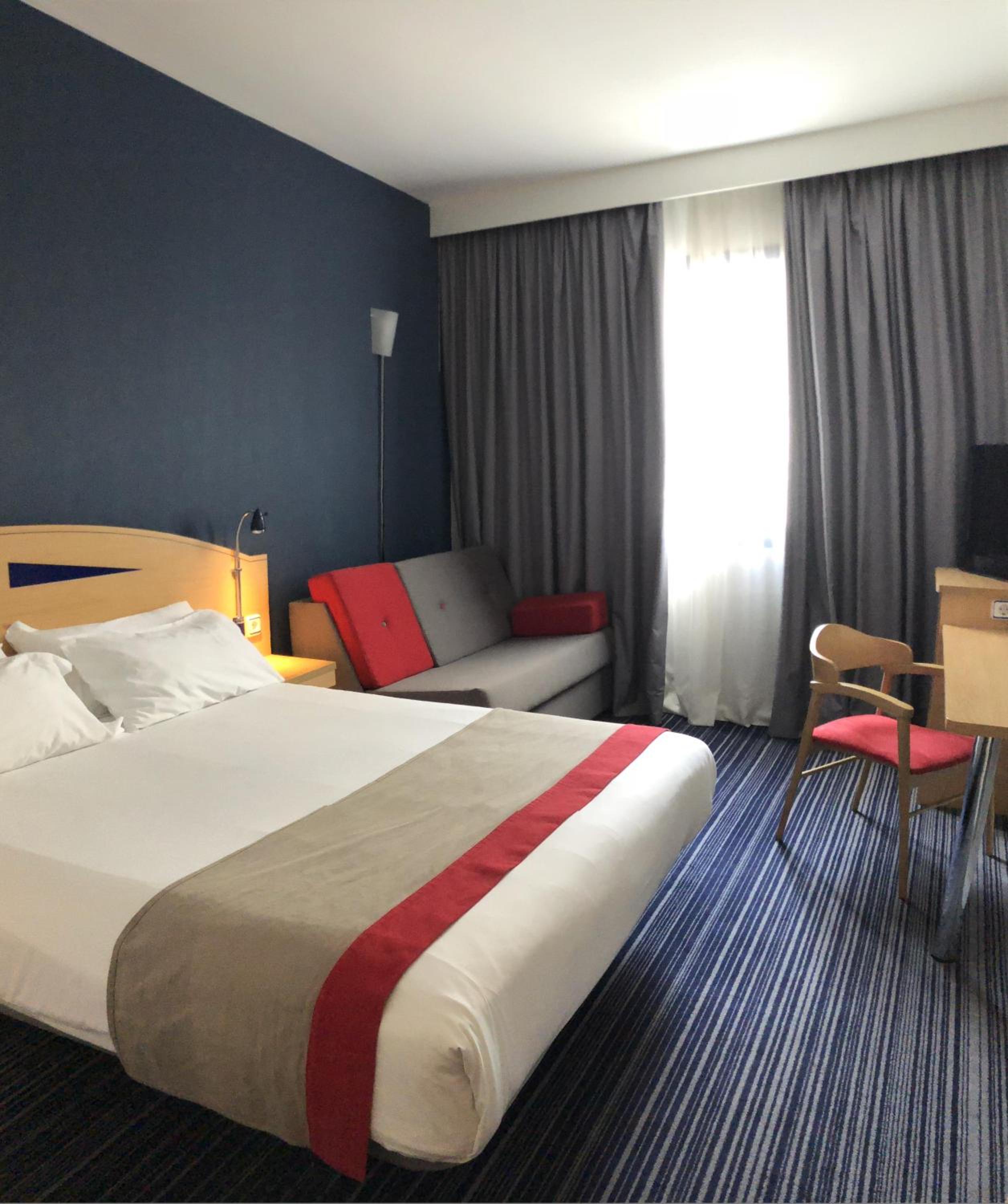Standard Queen Room with Sofa Bed - Photo 4