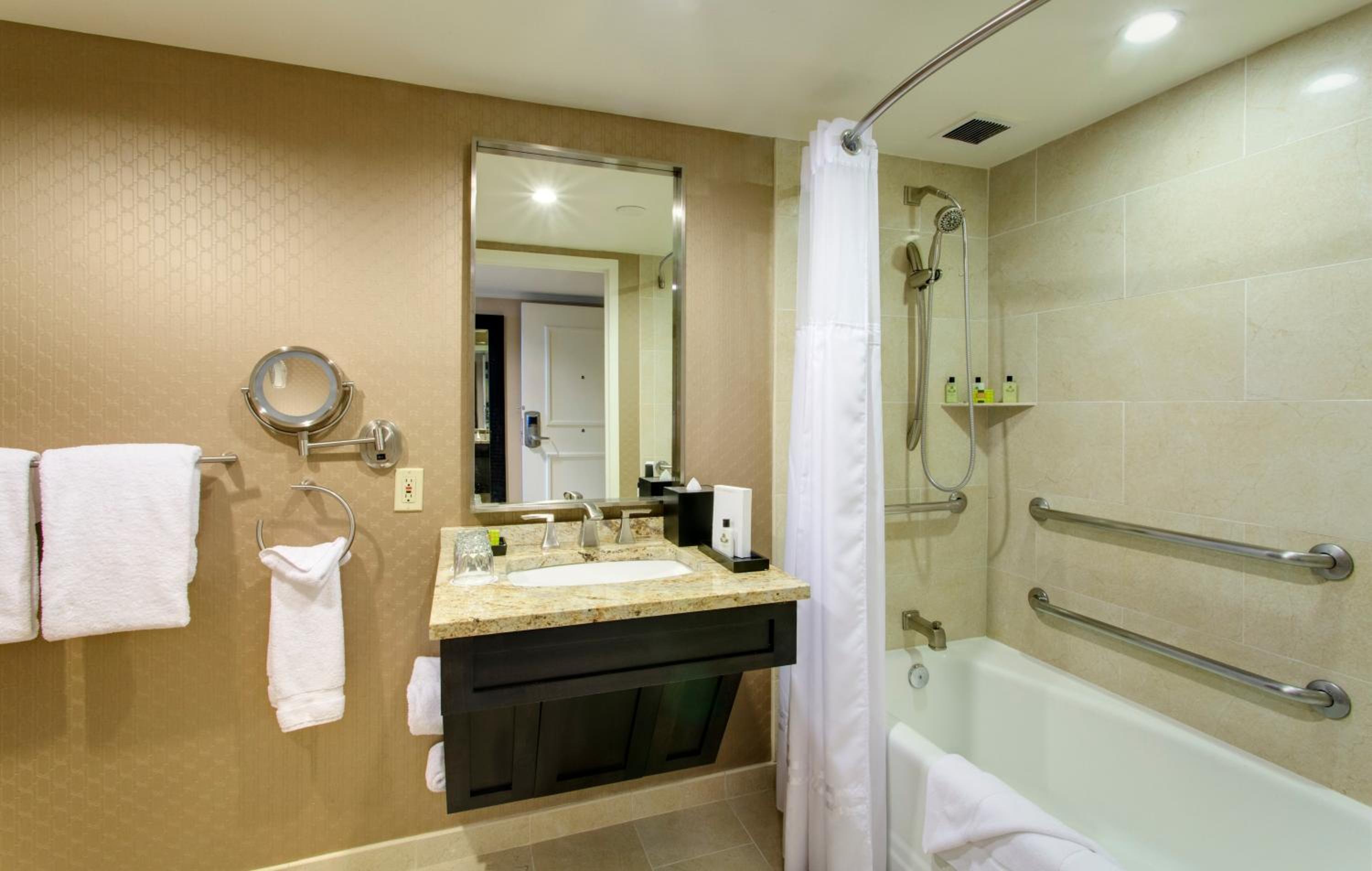 Classic Queen Room with Two Queen Beds and Accessible Tub - Mobility Access - Photo 2