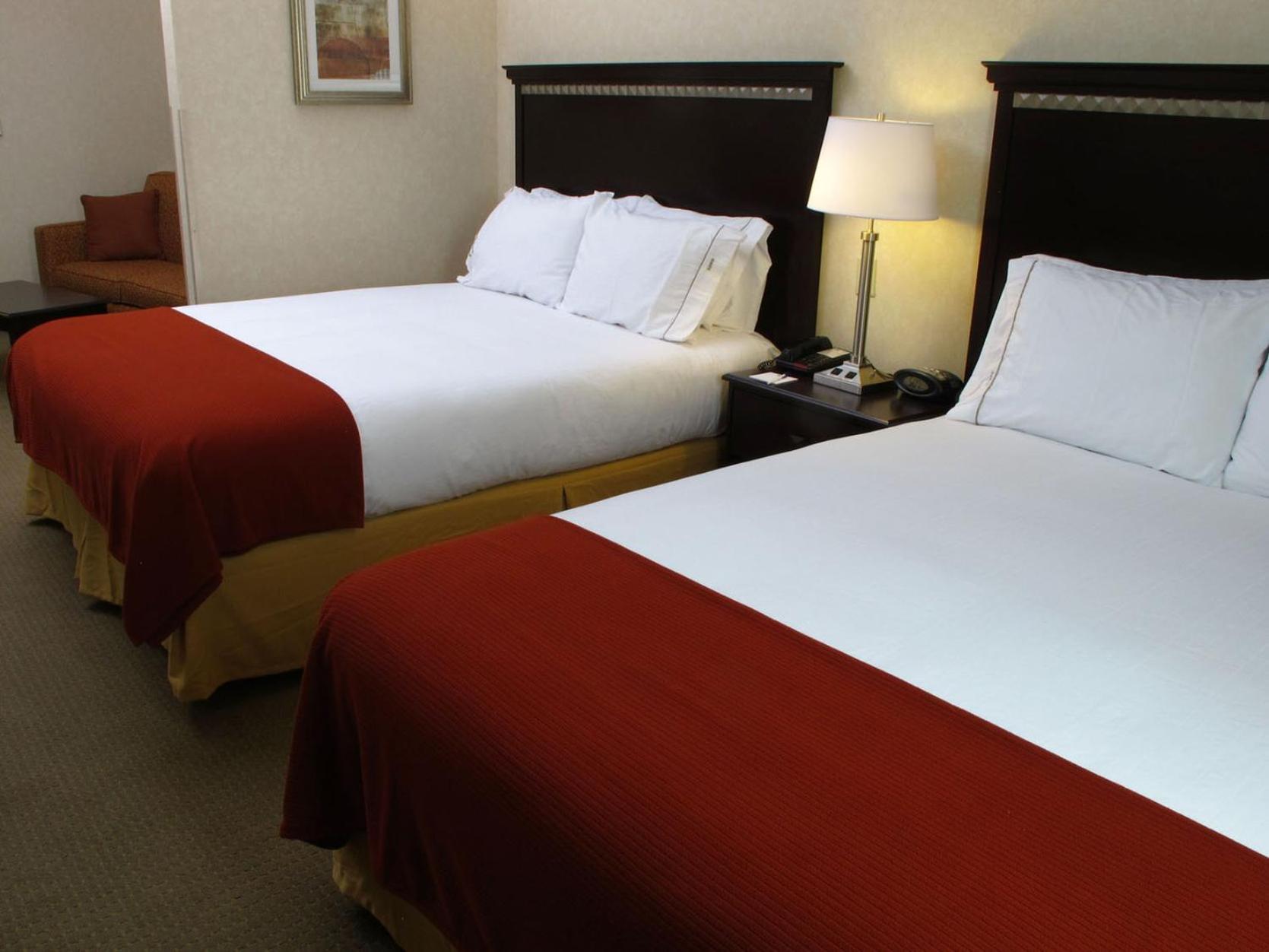 Standard Queen Room with Sofa Bed - Photo 3